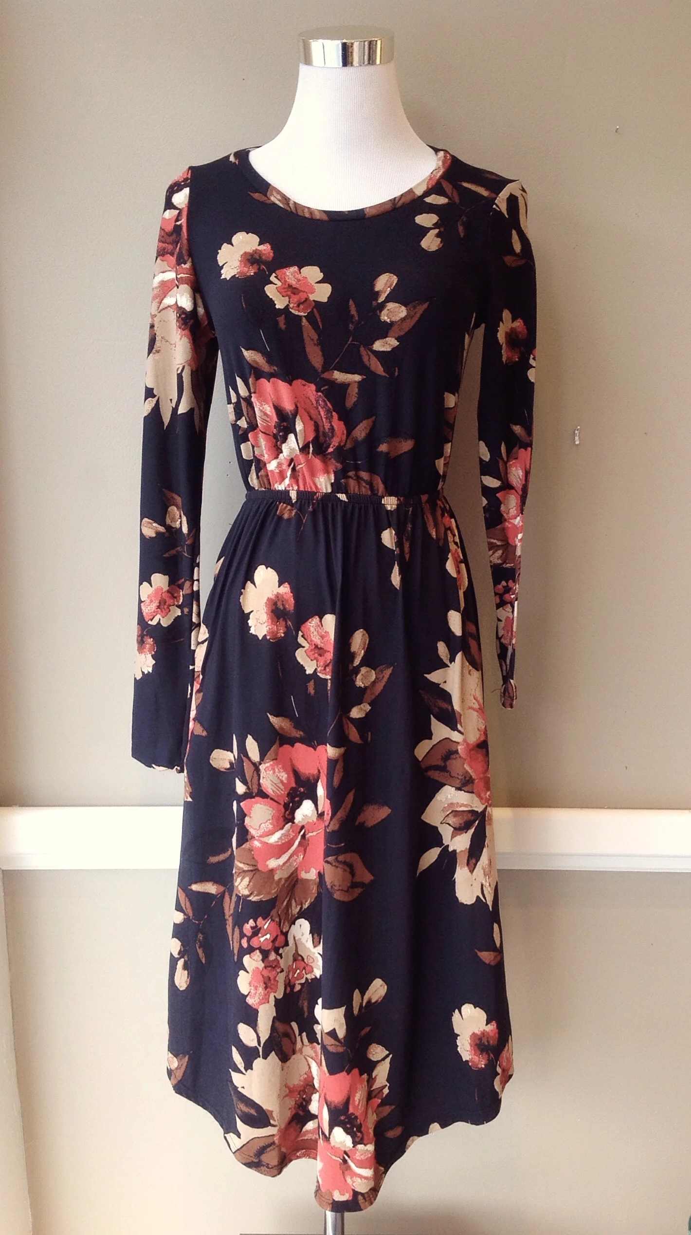 Also available in black/brown/red floral.