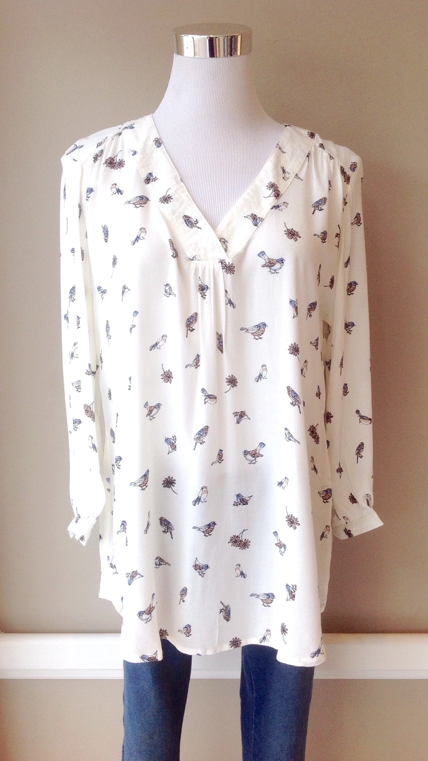 Woven bird print v-neck blouse in ivory