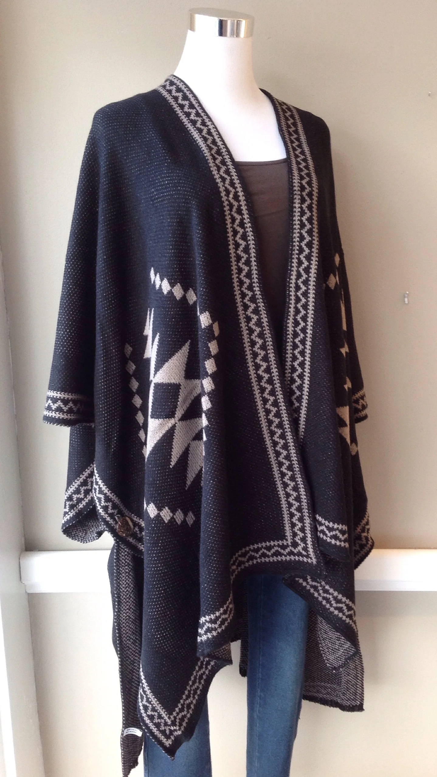Diamond knit poncho with armholes in black/mocha