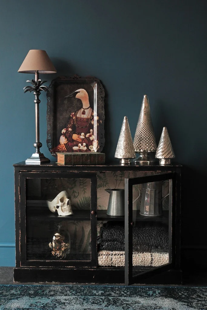 BLACK_CABINET.jpg