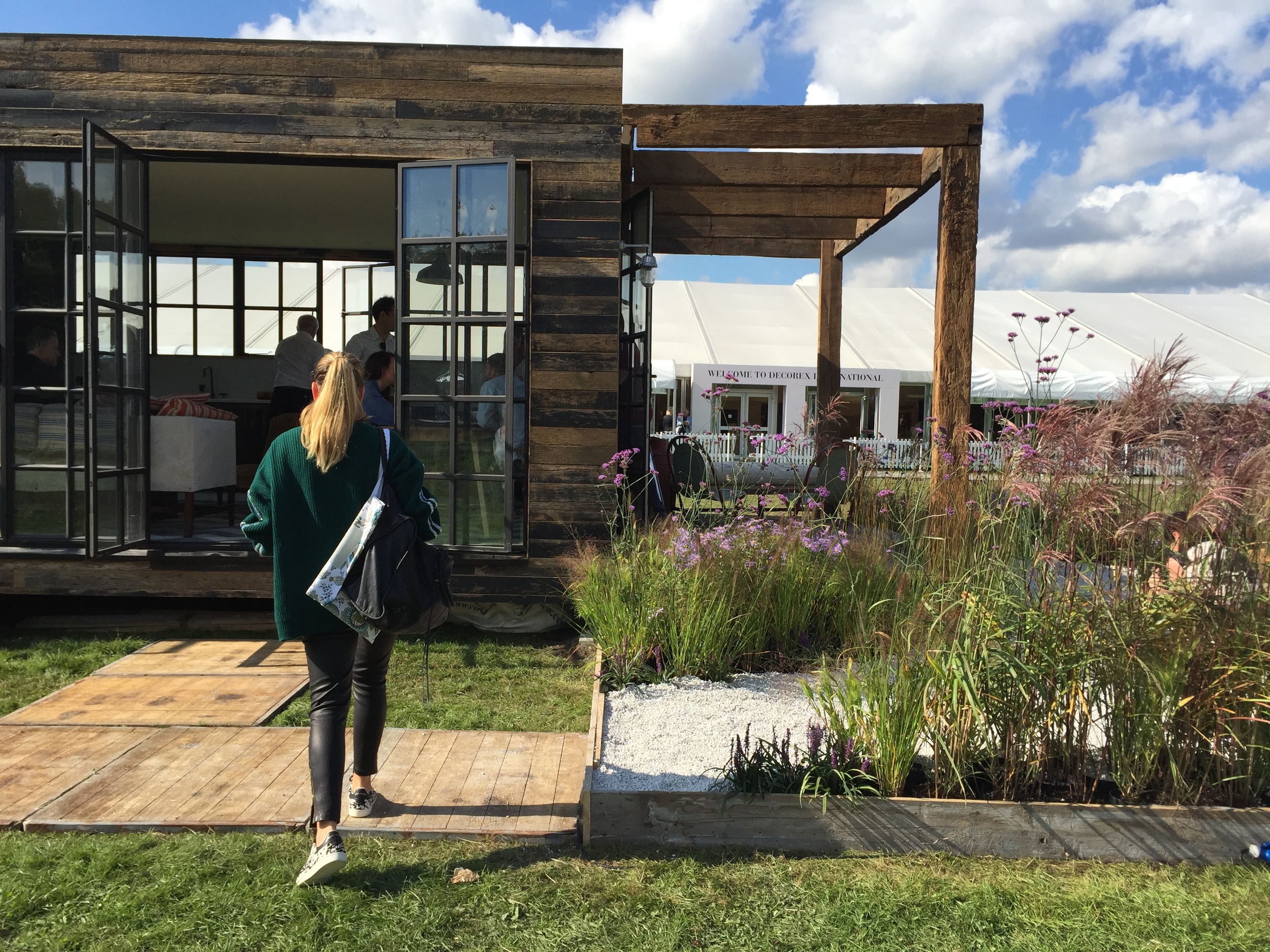 Not me, that's my friend Laurence who accompanied me to Decorex. Outside the main event was a modular structure called Bert's Box , by Bert & May, with a beautiful meadow garden planted by RHS Young Gardener of the Year finalist Josh Chapman. I'll be honest it was the plants that caught my eye. 