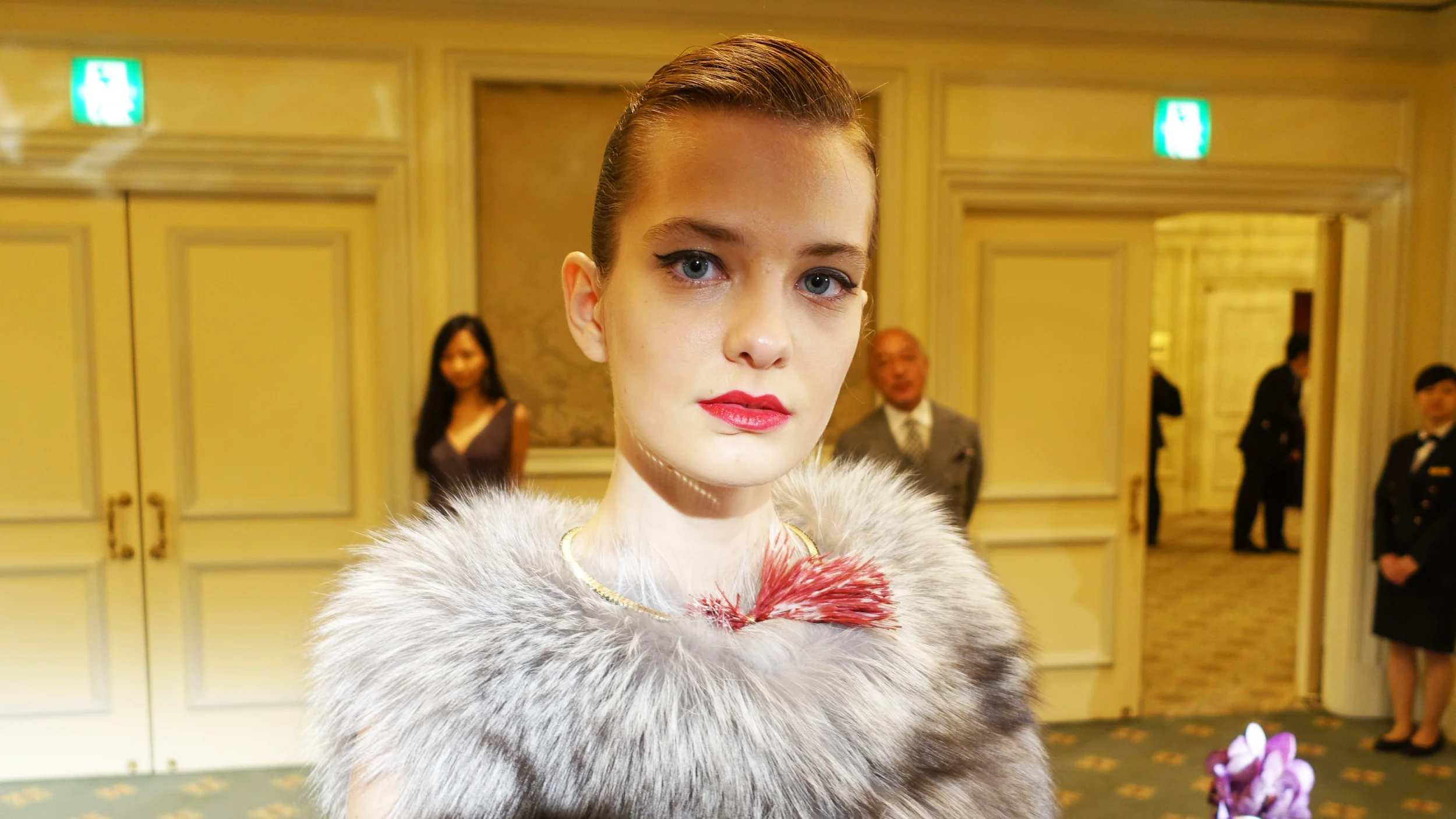 Kesenia, Wearing spinel and ostrich feather collar