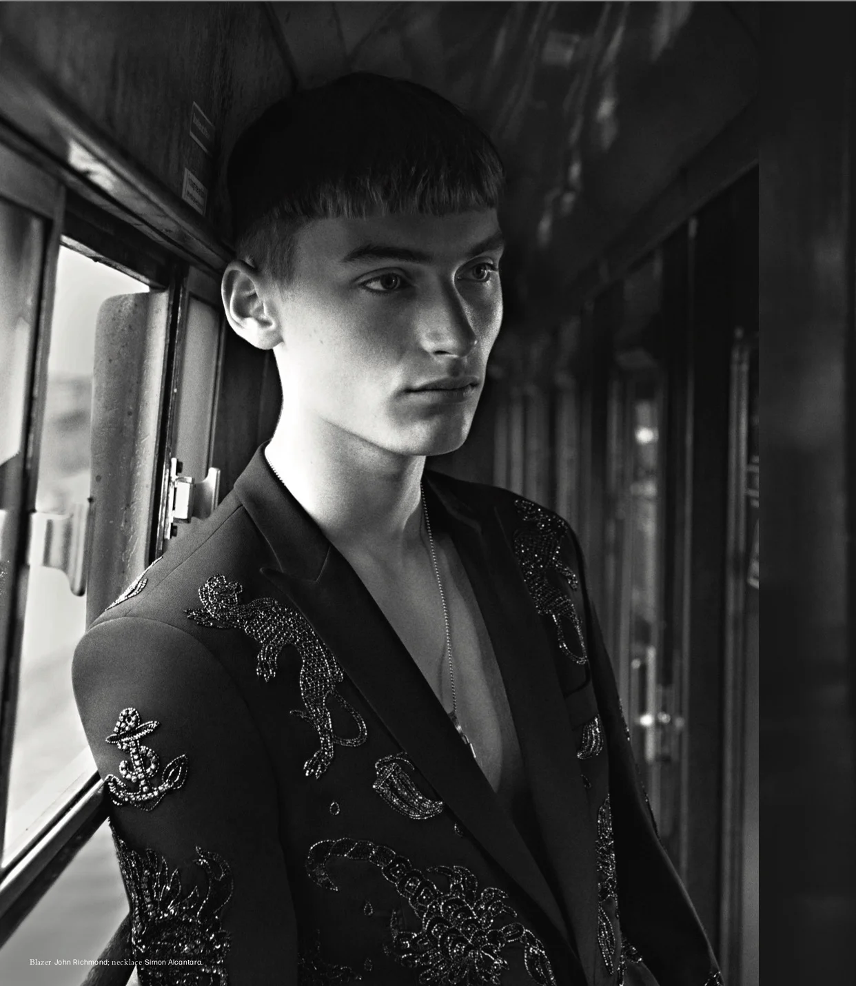 L’UOMO VOUGE APRIL 2019 ISSUE, PHOTOGRAPHY BY ANDREAS LARSSON, STYLED BY JULIE RAGOLIA. STERLING SILVER LOCK AND RINGS NECKLACE BY SIMON ALCANTARA