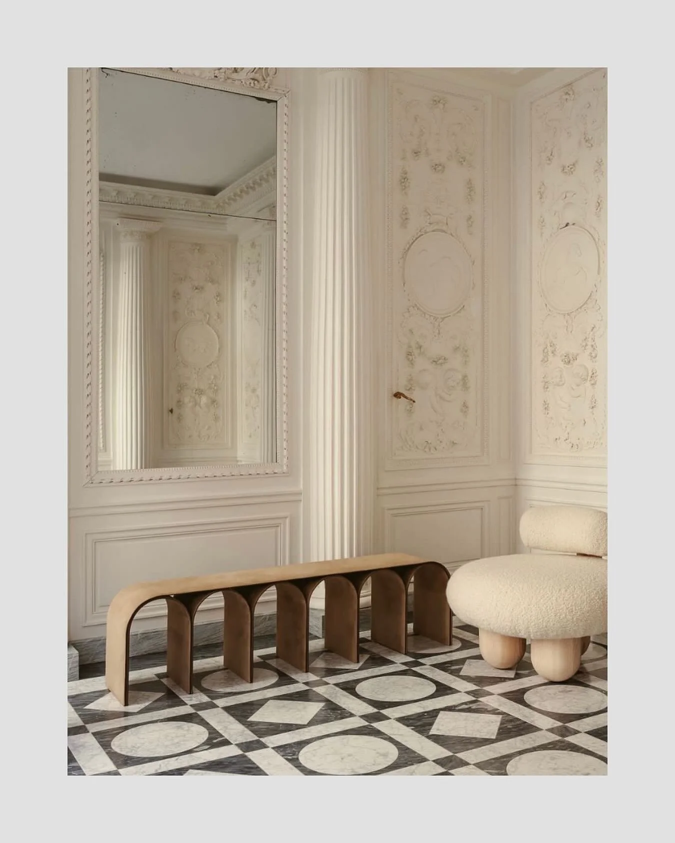 The Four Continents entry hall at the making memories exhibit in the gorgeous studios of @feauboiseries . A must see for any design lover visiting Paris this week!

Furniture by Franceschini represented by the @theinvisiblecollection 

@aurora_farewe