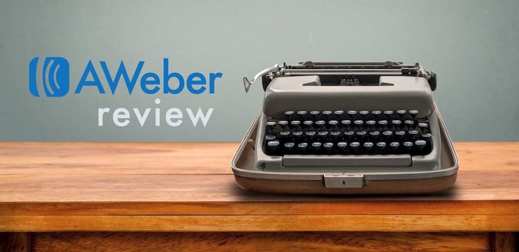 Revisión de Aweber (imagen del logotipo de Aweber junto a una máquina de escribir)