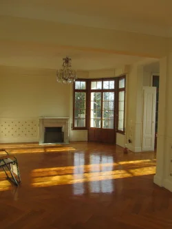 There's even chandeliers!