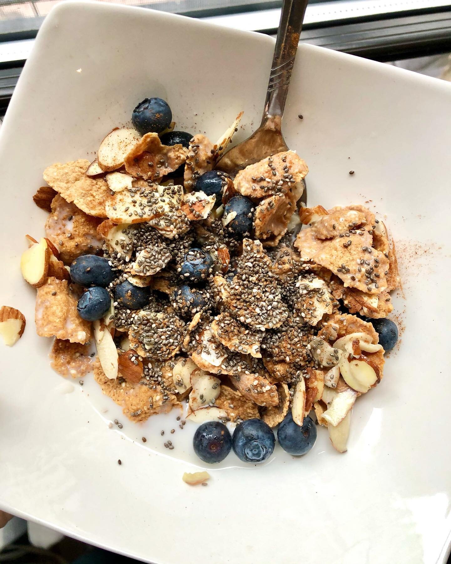 Who doesn&rsquo;t love a good bowl of cold cereal!? 🙋🏼&zwj;♀️ Have you ever noticed you can eat 1-2 bowls of cereal and not feel satisfied?👇👇🏾

You&rsquo;ve probably also found that you feel hungry again in a couple of hours after eating it, cau