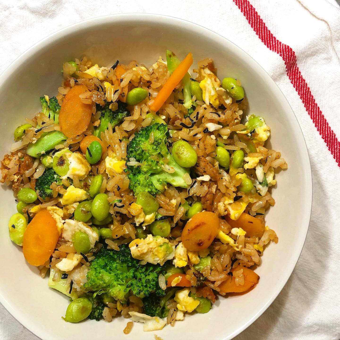 Not enough time to cook during the week? Bookmark this 10-15 minute Easy Veggie Stir-Fry Recipe! 👇

I&rsquo;m big on making meals easy and realistic...otherwise, eating healthy would feel like a chore for most people. 

Not all of us are kitchen sav