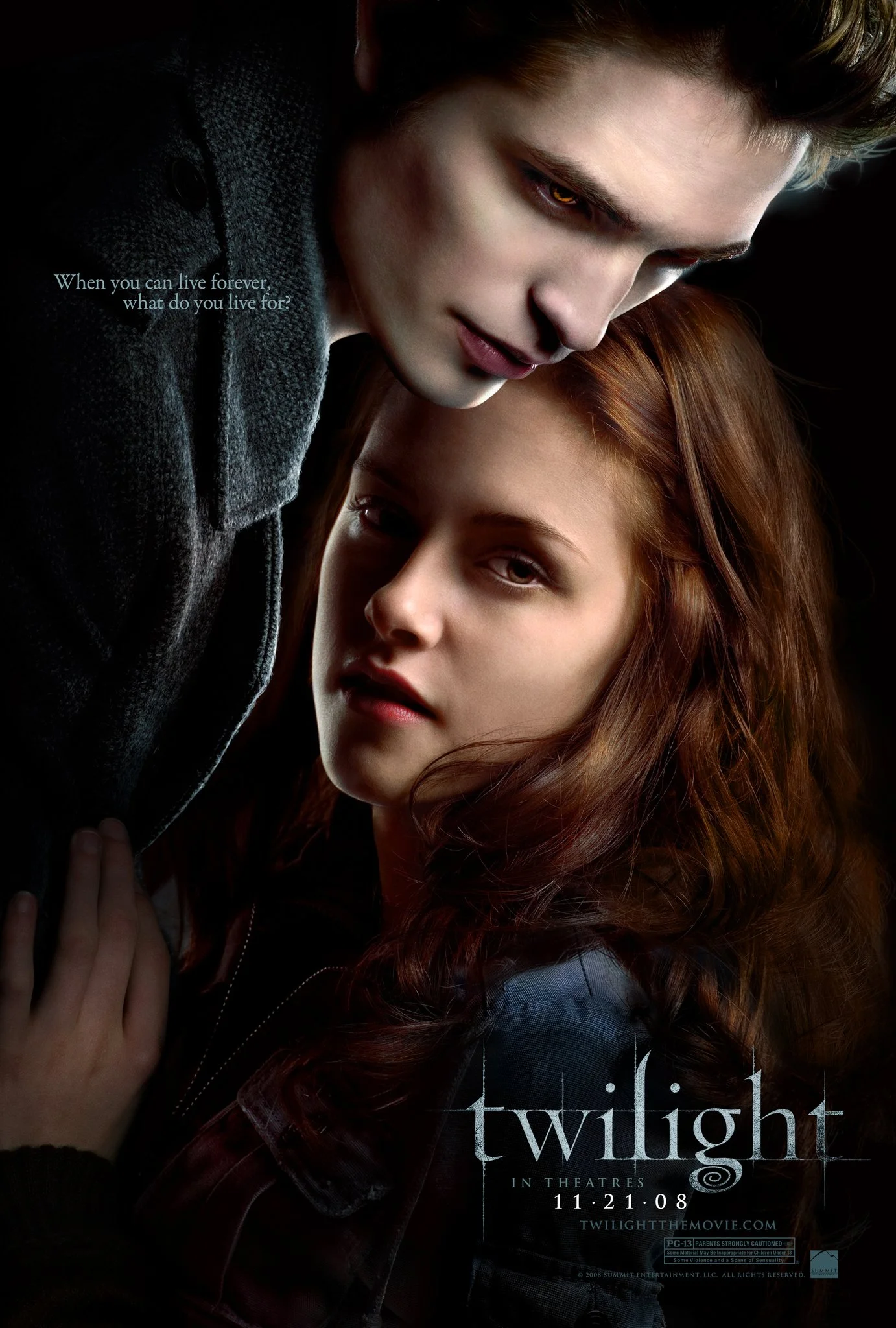 Movie poster of Twilight feating Robert Pattinson and Kristen Stewart embracing