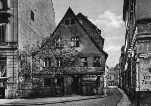 A picturesque image of Zum Nußbaum in it's old location in Lichtenberg, before being rebuilt in the Nikolaiviertel.