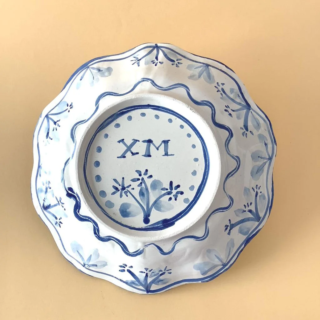 Ximena_Maier_Ceramica_Ilustrada_Jardines_perro-palo.reverso*.jpg