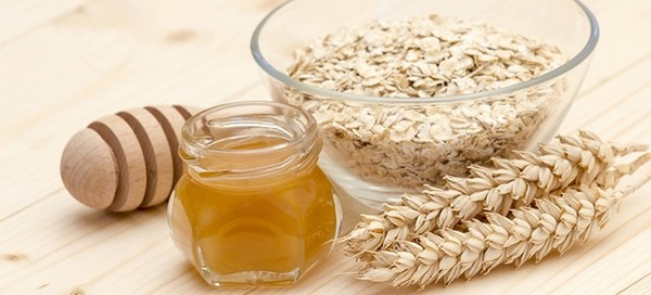  1. Homemade Face Mask I don't know about you, but the cold weather tends to aggravate my skin. To reduce redness and irritation, try this mask. The apple cider vinegar helps to stabilize the pH of your skin, while the oatmeal lessens irritation. -1.5 tablespoons dry instant oatmeal -2 tablespoons plain, unsweetened yogurt -1 tablespoon apple cider vinegar -1 teaspoon honey -Strong-brewed green tea Blend the first 4 ingredients in a bowl, and add 3 tablespoons hot, strong green tea to the mixture. Stir regularly for a few minutes, adding tea as needed until you’ve created a thick paste. Apply it to your face and let sit for 10-15 minutes, then wipe clean gently with a damp cloth. Rinse with cool-to-warm water, but do not use soap, and pat dry gently. Repeat twice a week for best results. For more mask options, look here .