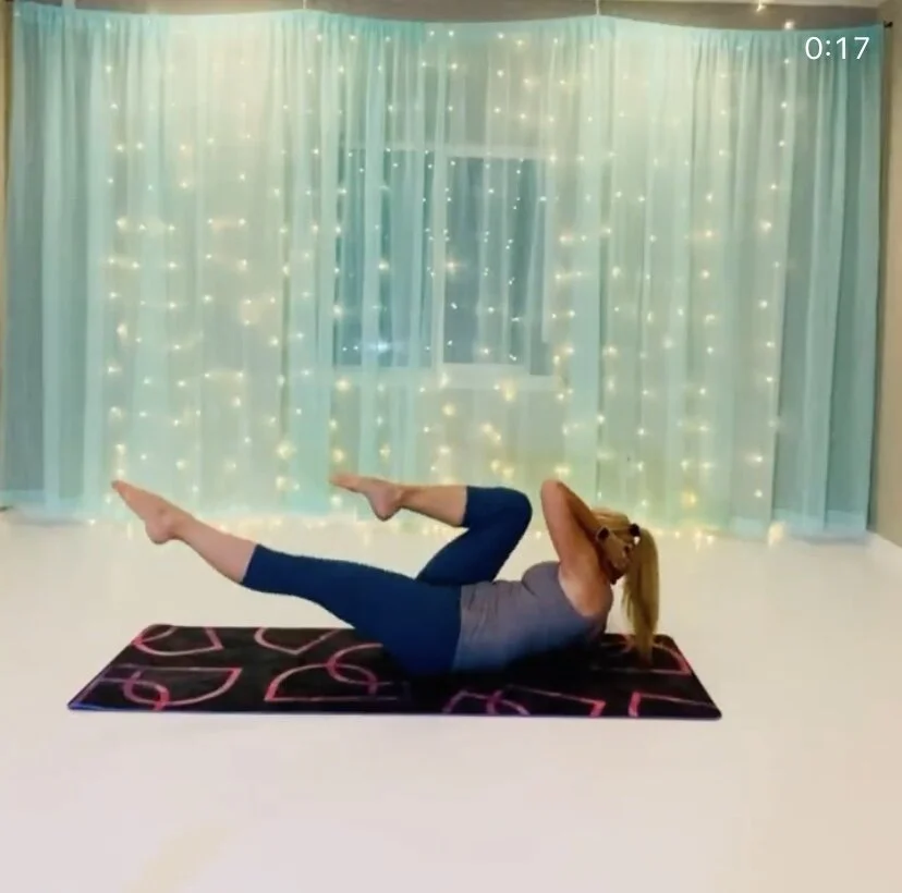 Exercise 2: Criss Cross Crunches.  Click the image to see the full range of the movement