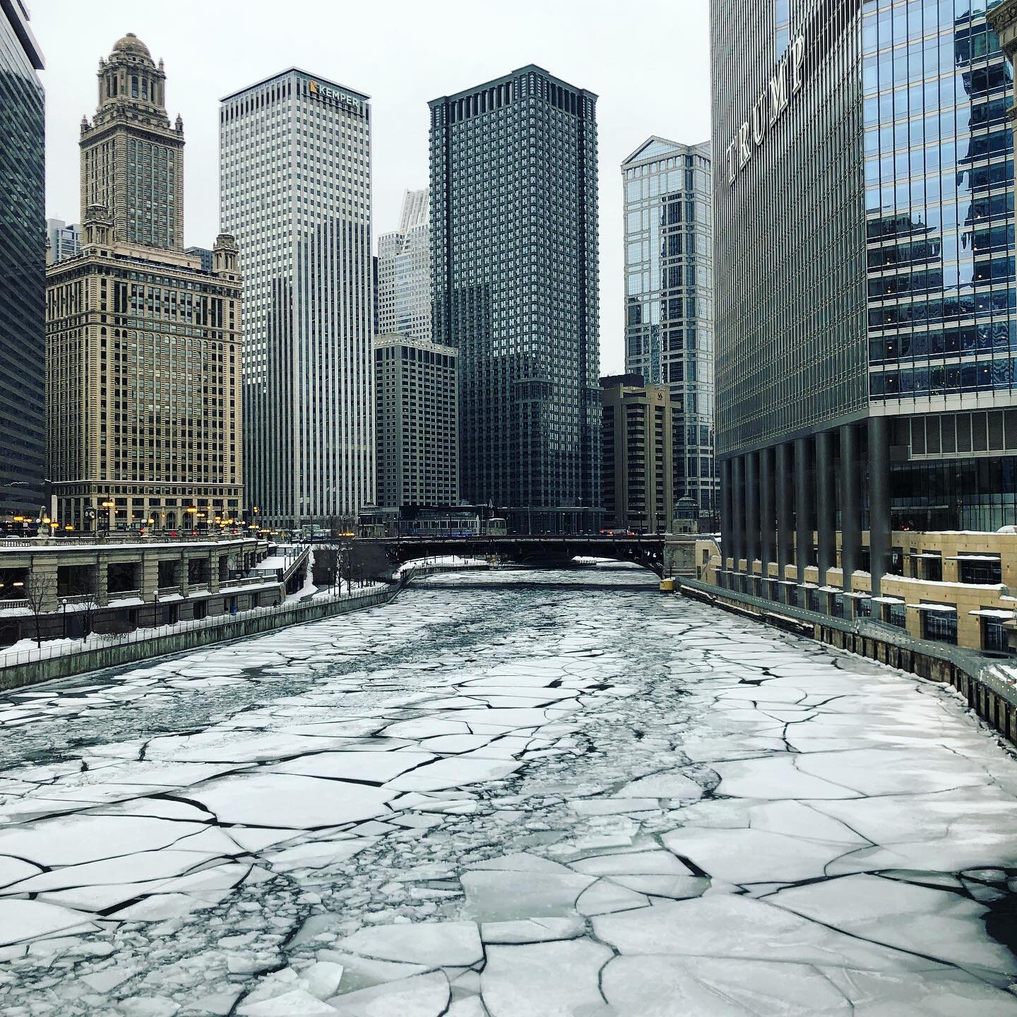 Even in the winter, Chicago is beautiful. 
&bull;
&bull;
&bull;
#chicagoriver #chicagoriverwalk #chicagorivernorth #chicagowinter #chicago #skyline #architecture