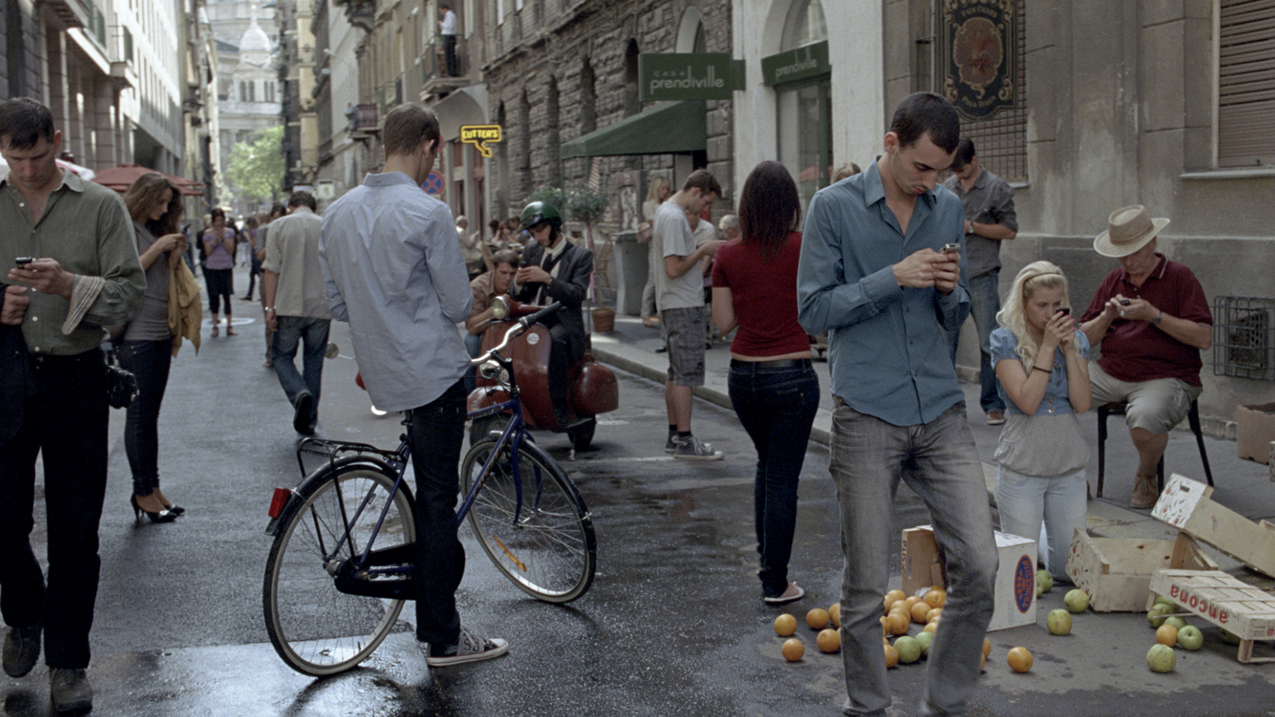 Телефон мобильный на улице. Люди на улице. Люди со смартфонами на улице. Люди с гаджетами на улице. Люди на улице города.