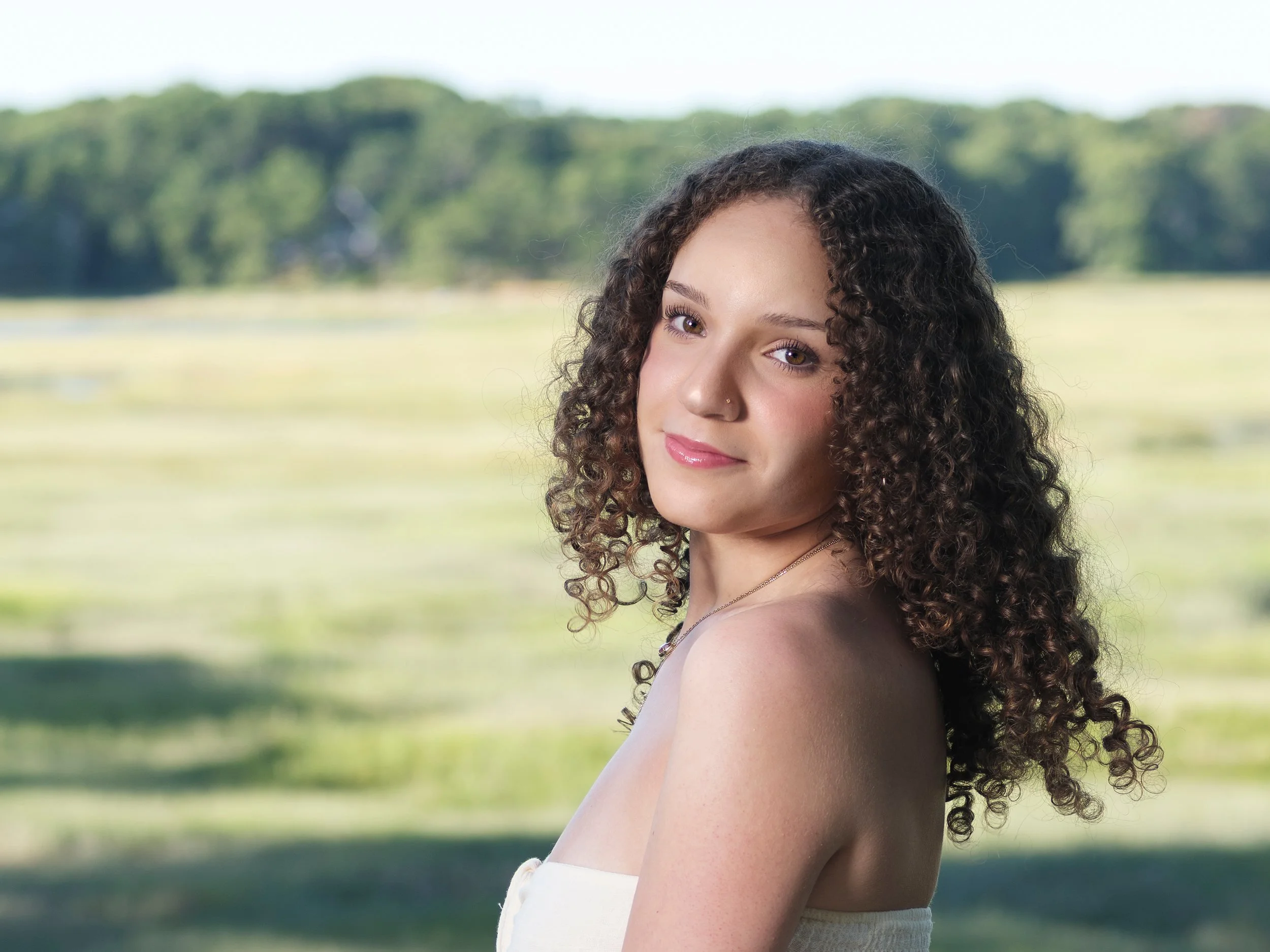 outdoor-lifestyle-portrait-curly-hair-green-meadow.jpg