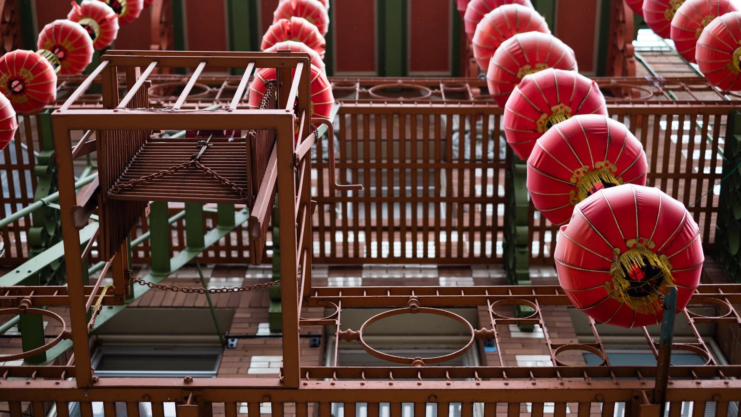 san-francisco-red-paper-lanterns-wooden-balconies.jpg