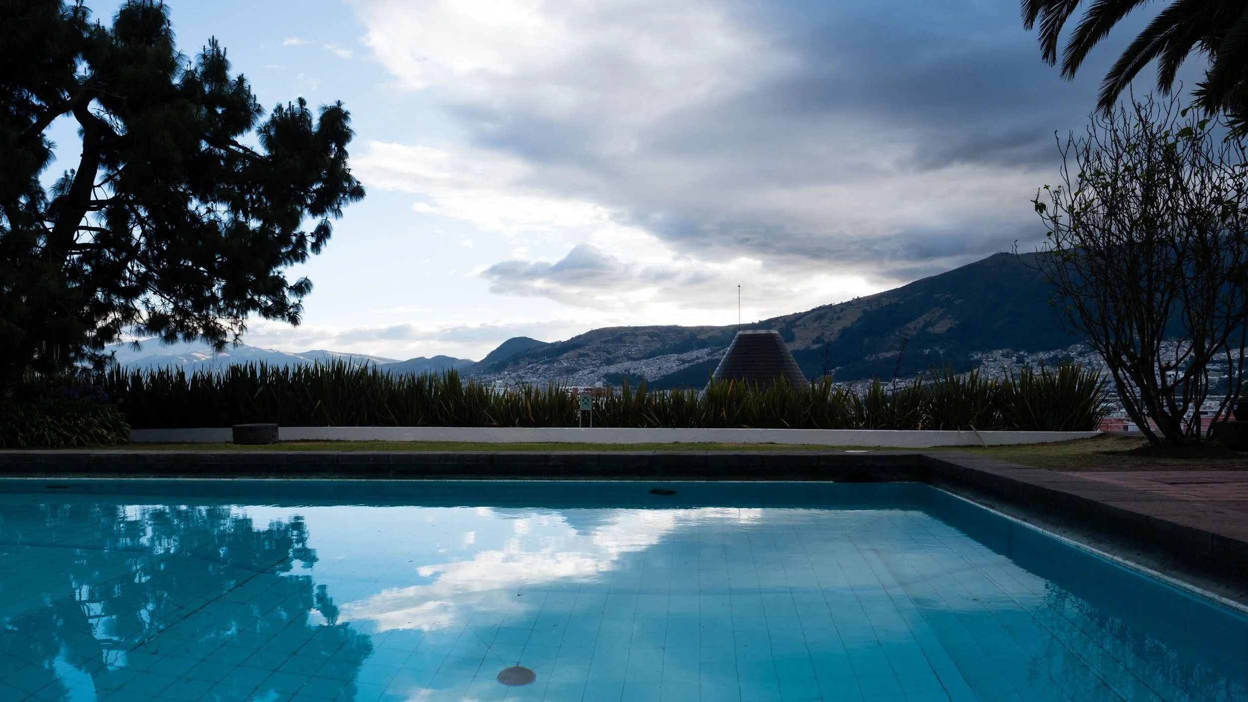 ecuador-andes-swimming-pool-mountain-view.jpg