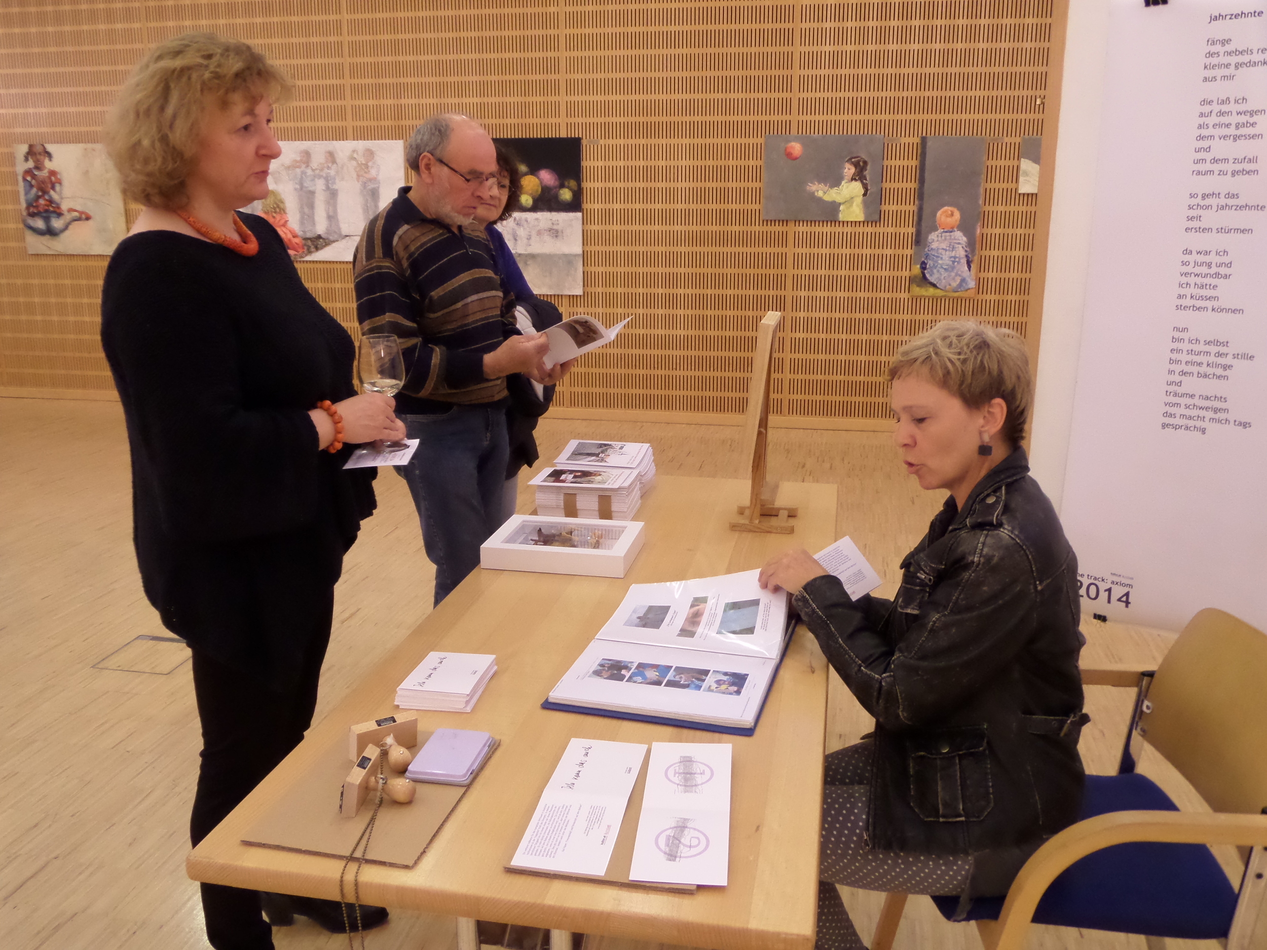 MMag. Helga Stücklberger vor dem 'Amt für allgemeines Können'