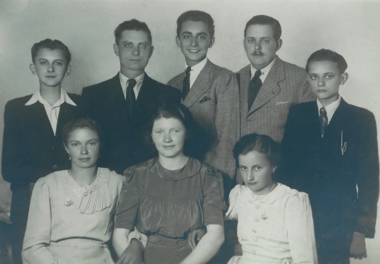  Sa obitelji – brat Ivica (prvi s lijeve strane), Stjepan (zadnji sa desne strane) 