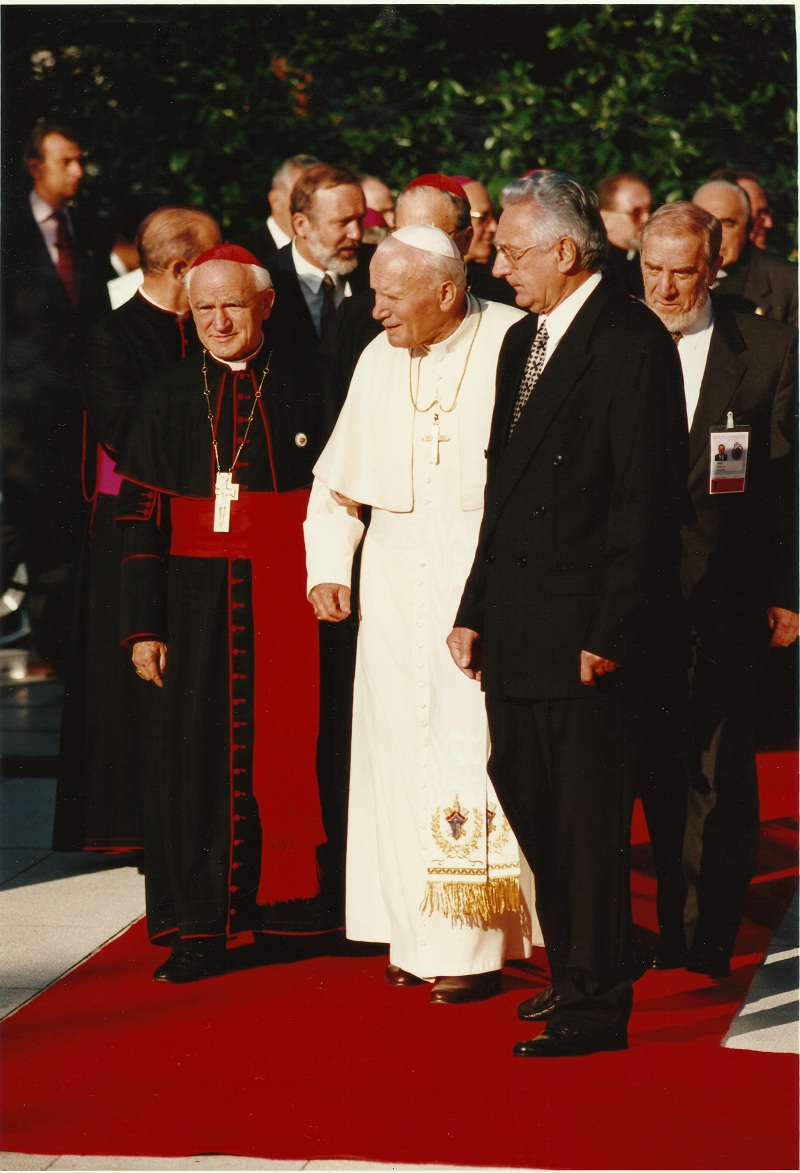  Sa kardinalom Kuharićem (lijevo) i papom Ivanom Pavlom II (u sredini) 