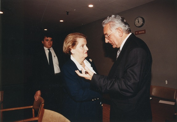  Sa Madeleine Albright, američkom državnom tajnicom 