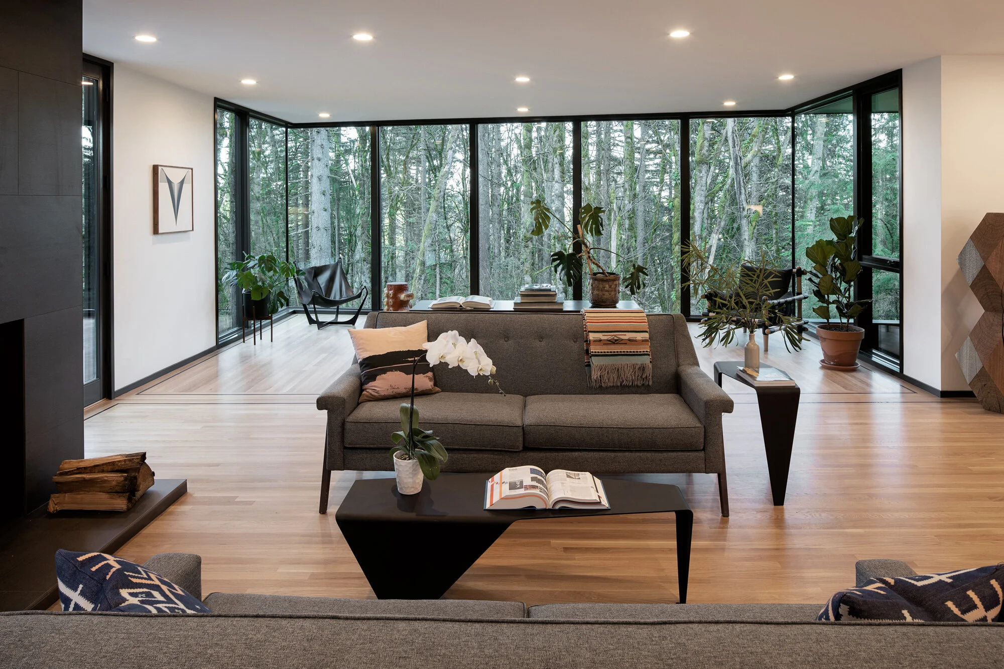 Modern living room with forest in background — William Kaven Architecture