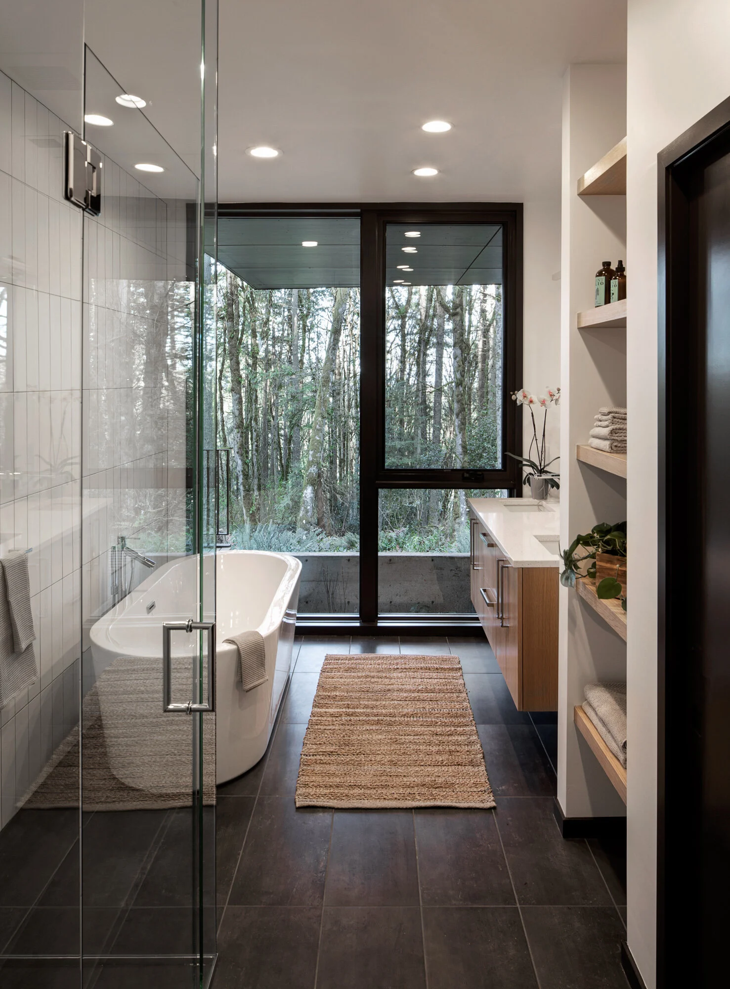 Modern bathroom wih soaking tub — William Kaven Architecture