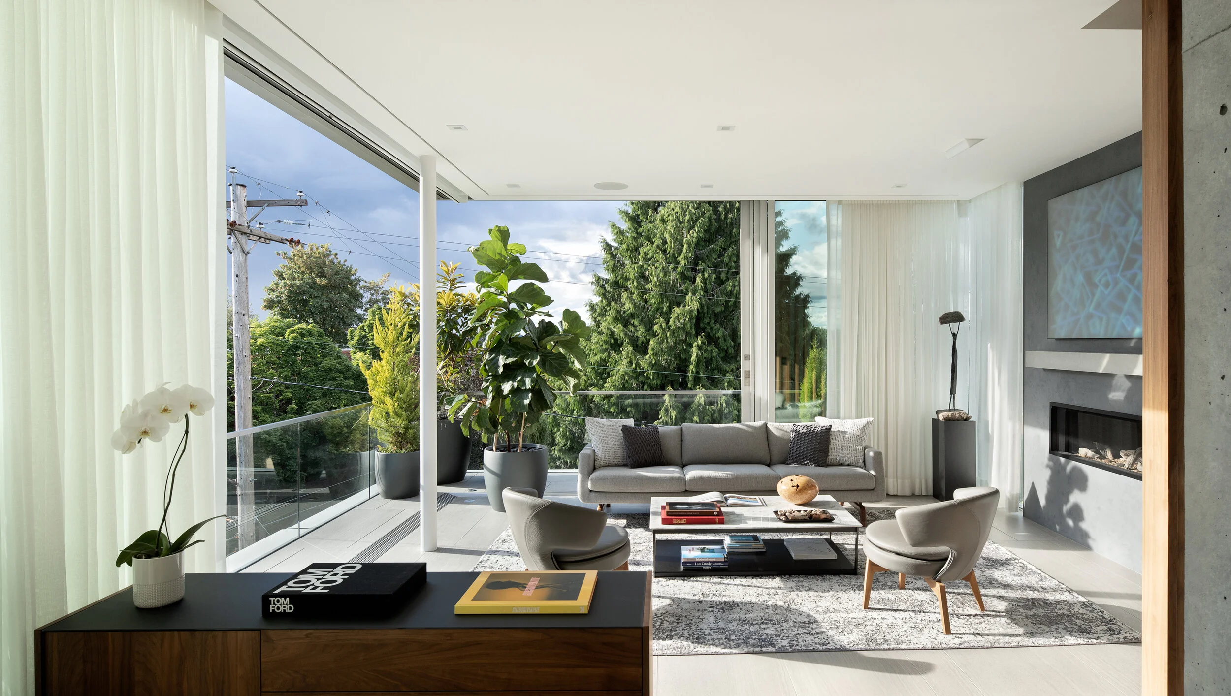 Modern living room with open sliding glass walls — William Kaven Architecture
