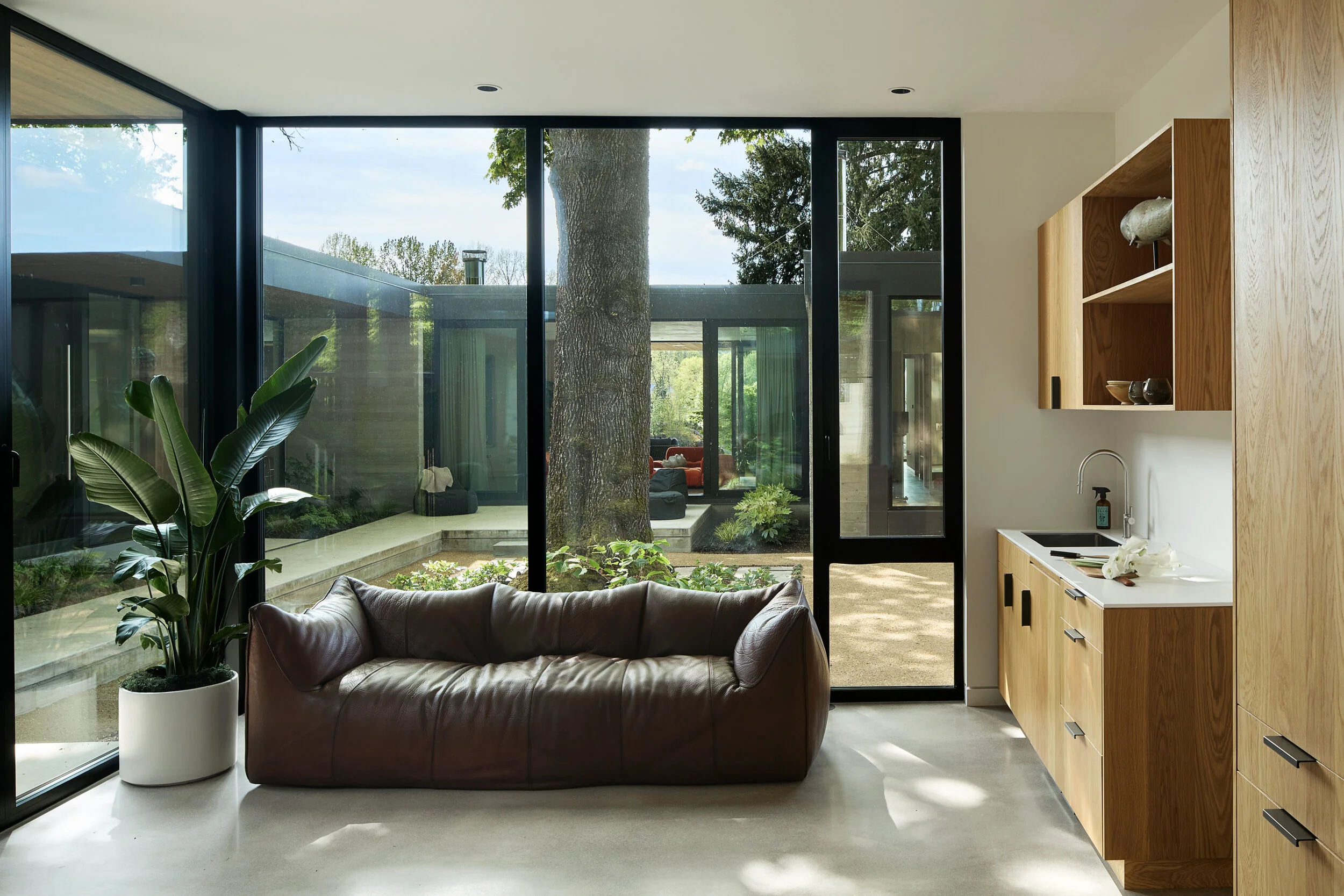 Modern guest house with kitchenette — William Kaven Architecture