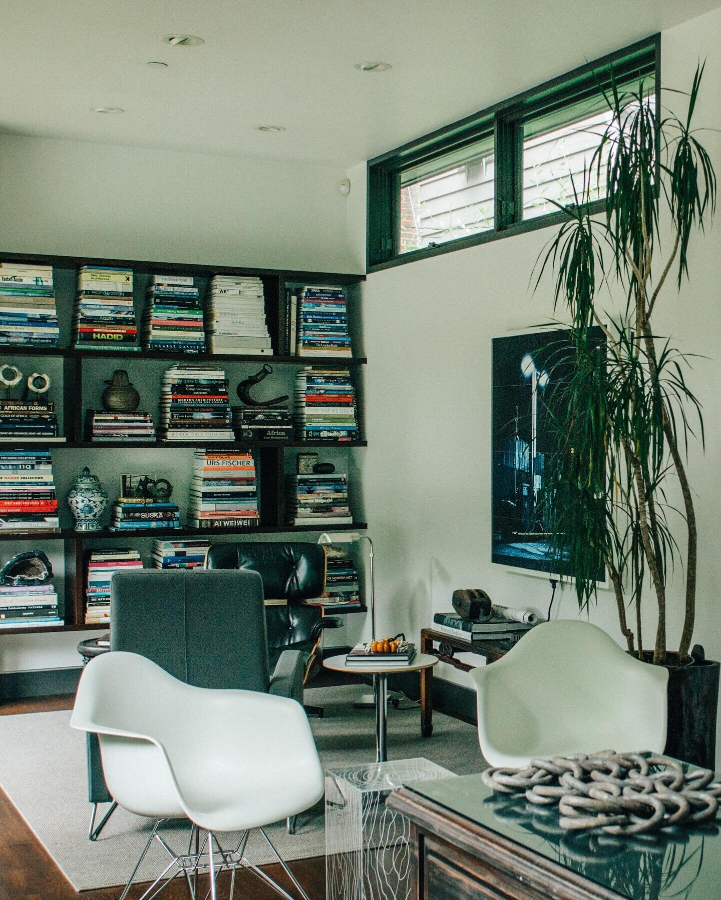 One huge reward of the design process is to see how our residential clients ultimately display their belongings, artwork, and object collections in their finished homes. Here are a few detail shots of our interiors at work.

#architecture #interiorde