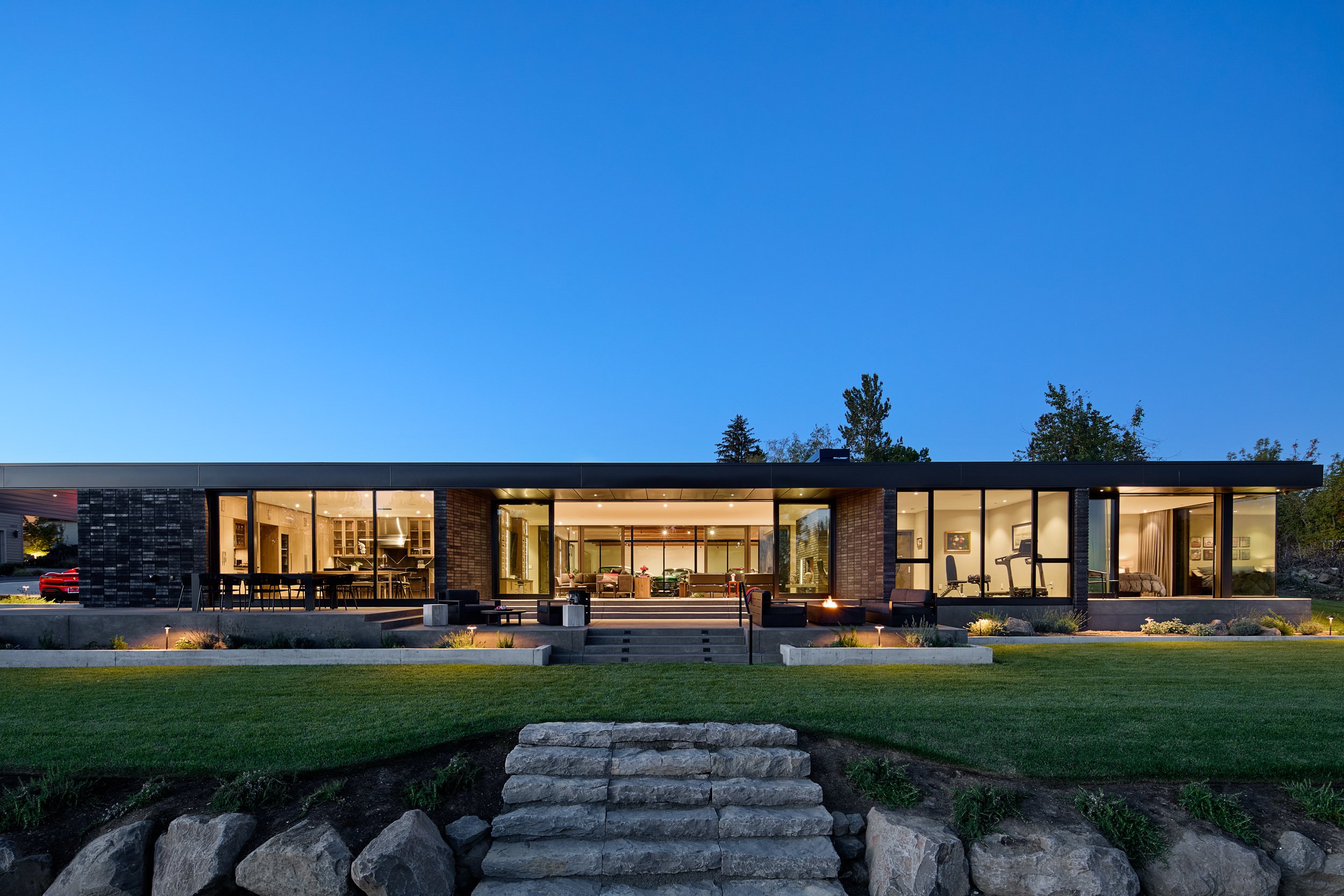Horizontal modern house with terrace and stone steps — William Kaven Architecture.