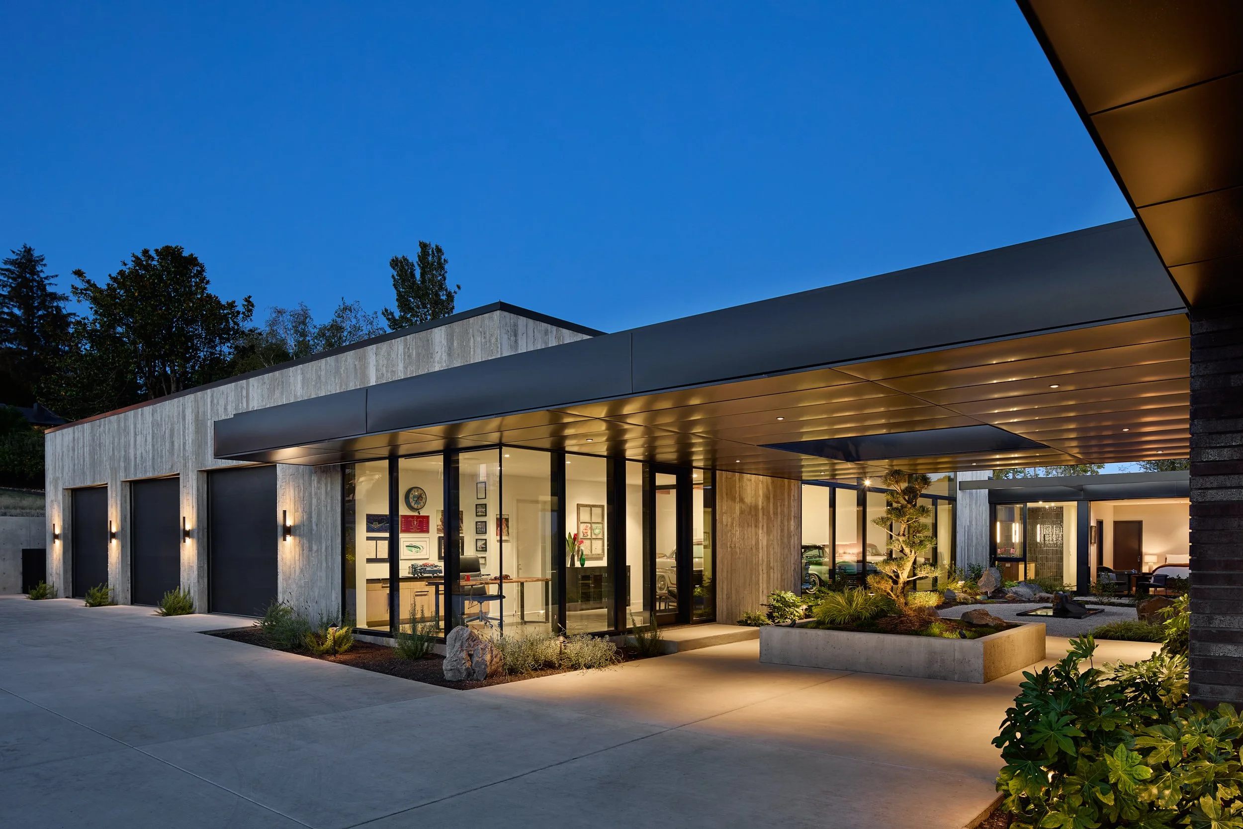 Entry to residential courtyard with view of corner office. El Capitola Residence — William Kaven Architecture.