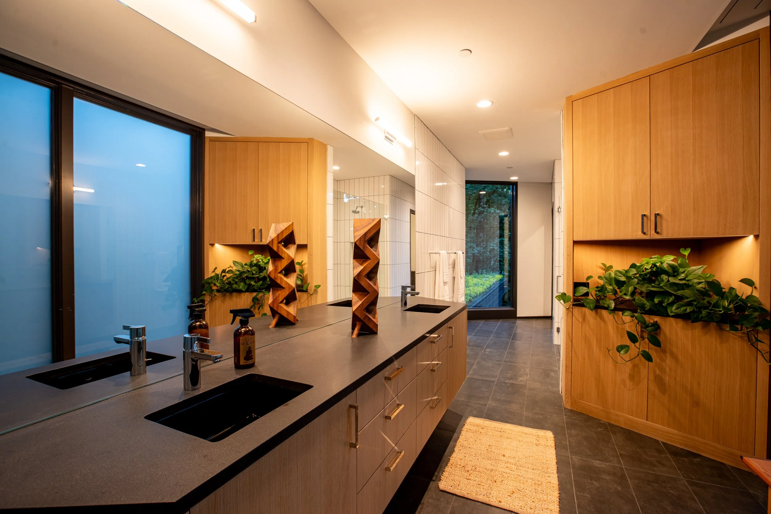 Modern bathroom with plant and sculpture — William Kaven Architecture