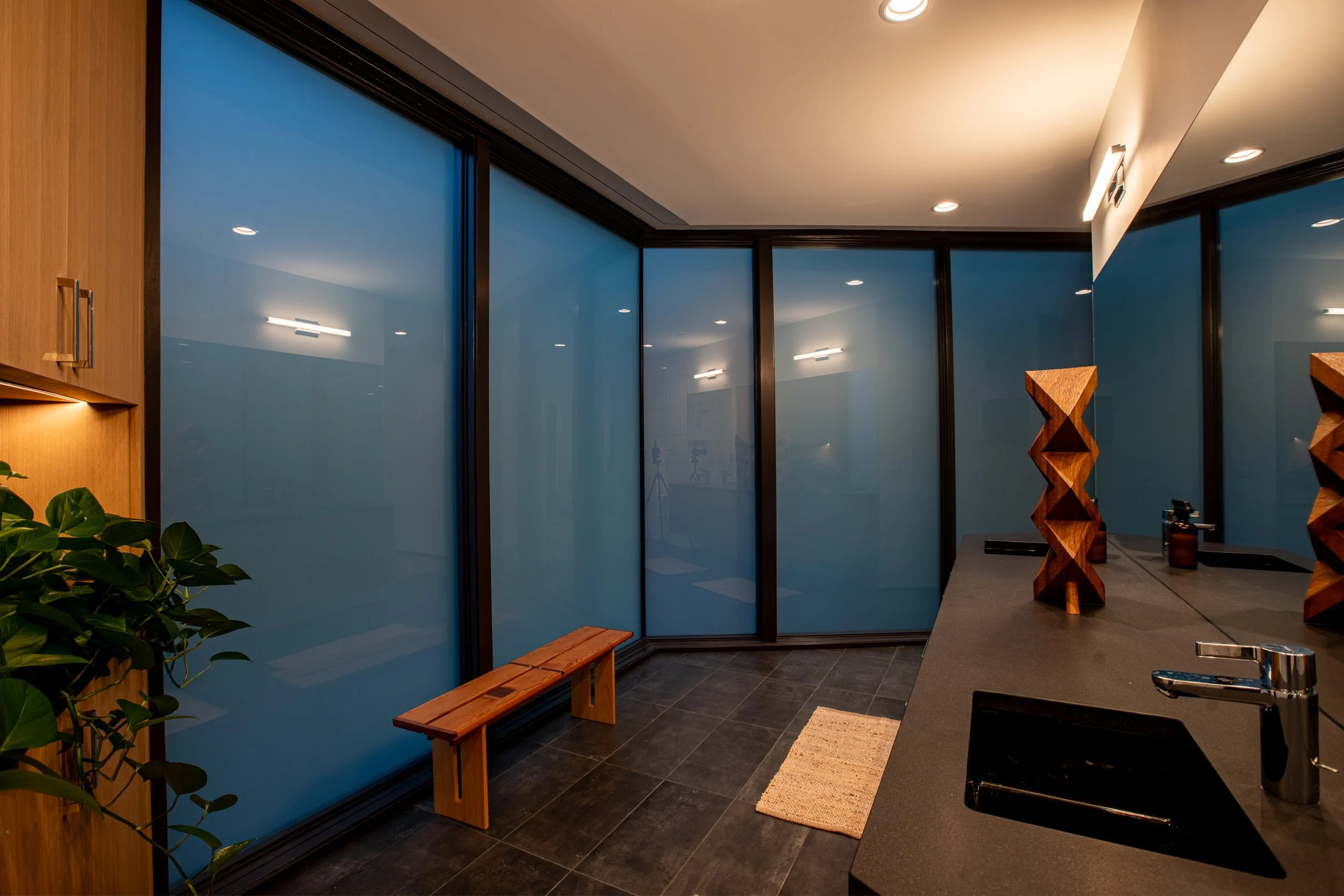 Modern bathroom with frosted windows — William Kaven Architecture