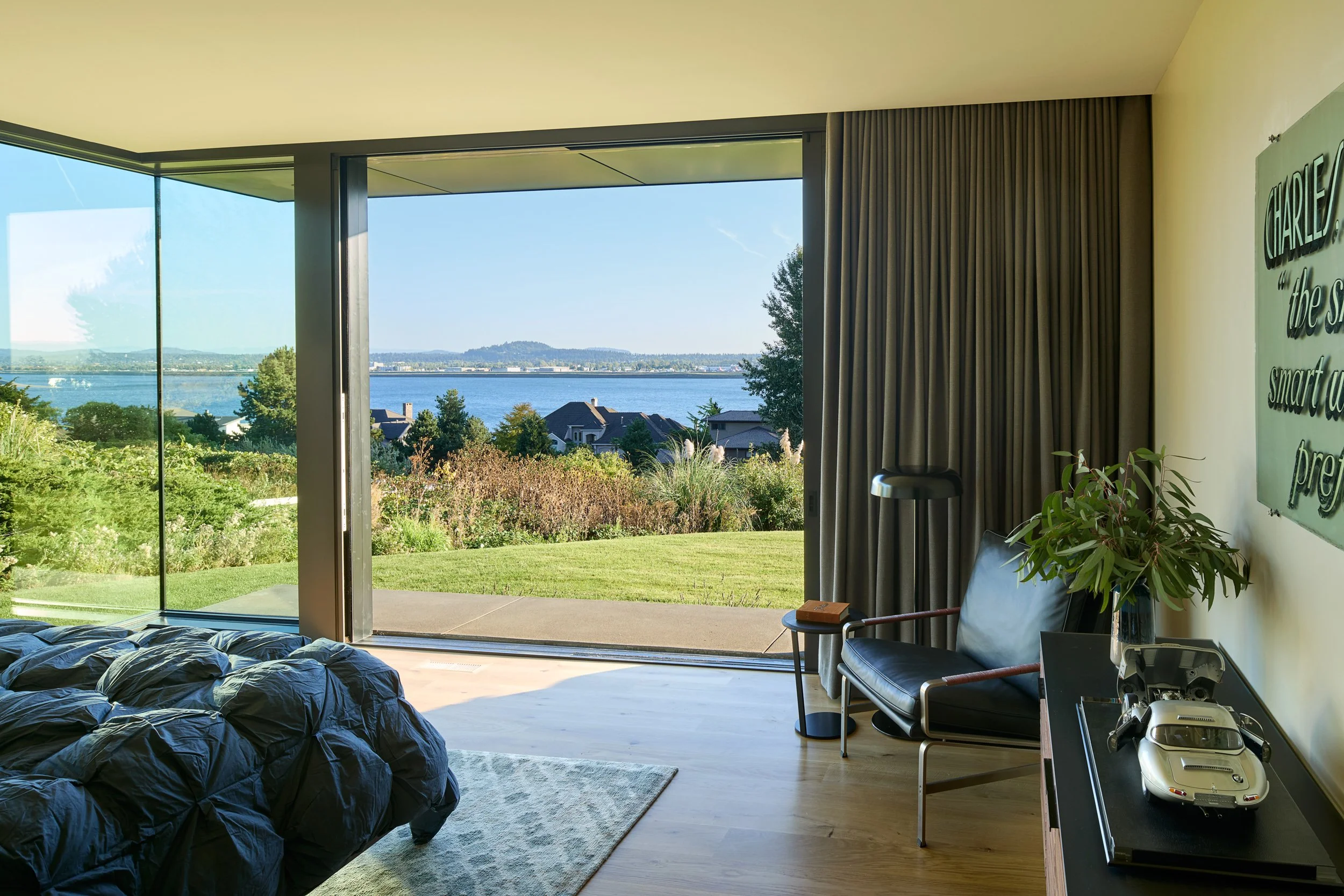 Modern bedroom with view of river — William Kaven Architecture.
