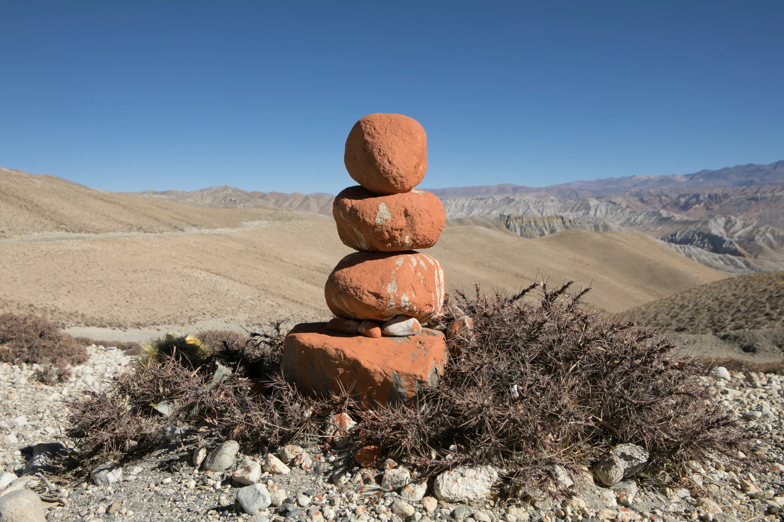 Stacked stones at the top of the pass. An easy slow desent would lead us to the village of Charang. 
