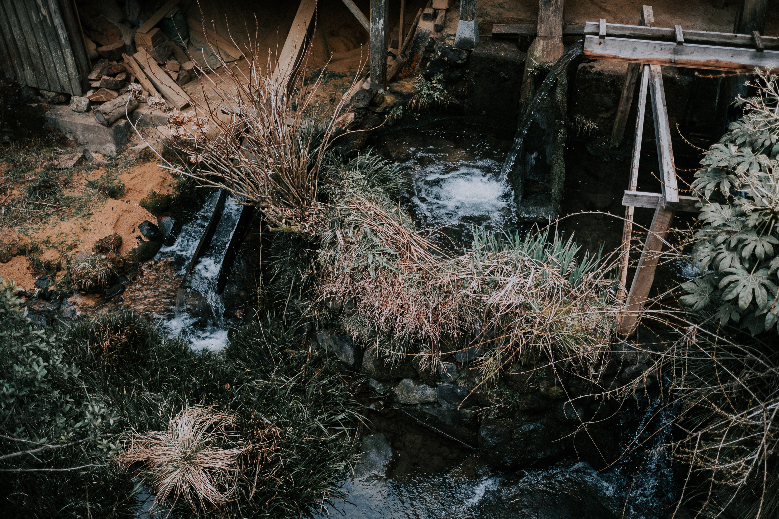  Bamboo channels water through the village to kara-usu grinders.&nbsp; 