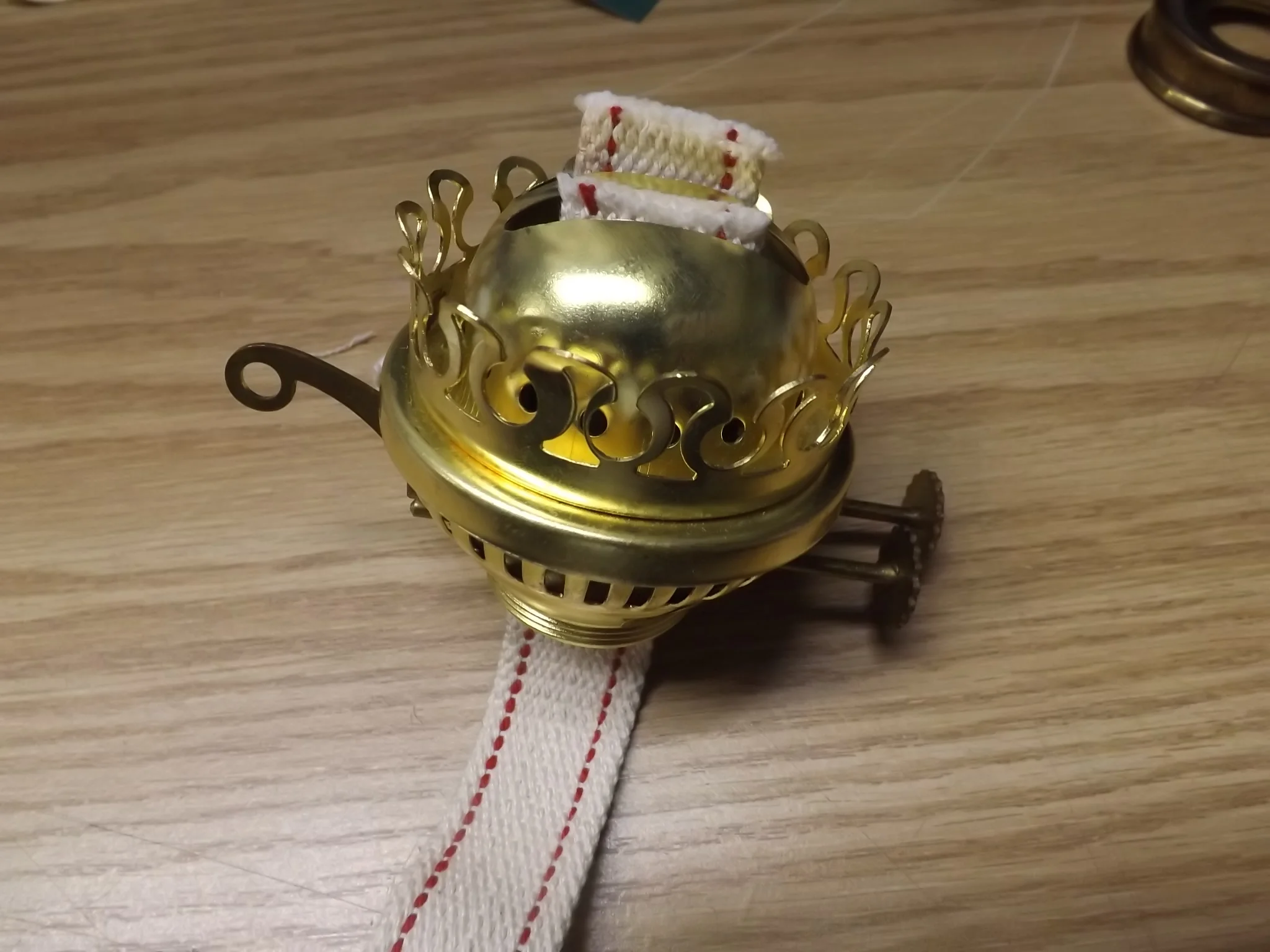 Burners, wicks & chimneys for oil lamps — Antique Kerosene Lighting