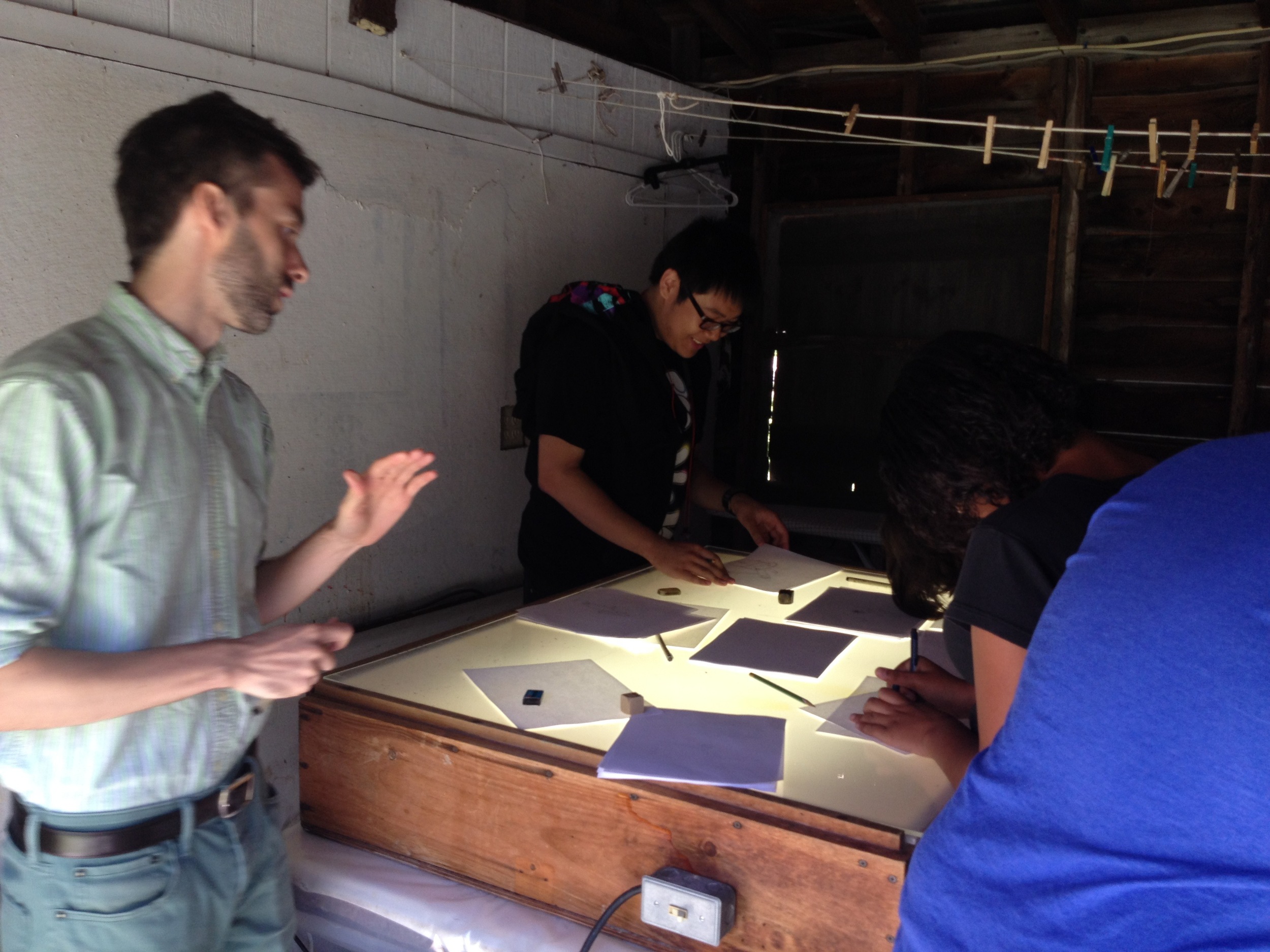 The farm had an enormous light box we turned into the communal animation table. スノーファームの倉庫で見つけた、驚くほど大きなライトボックス!これを引っ張って出してきて、みんなでアニメーションを作ります。