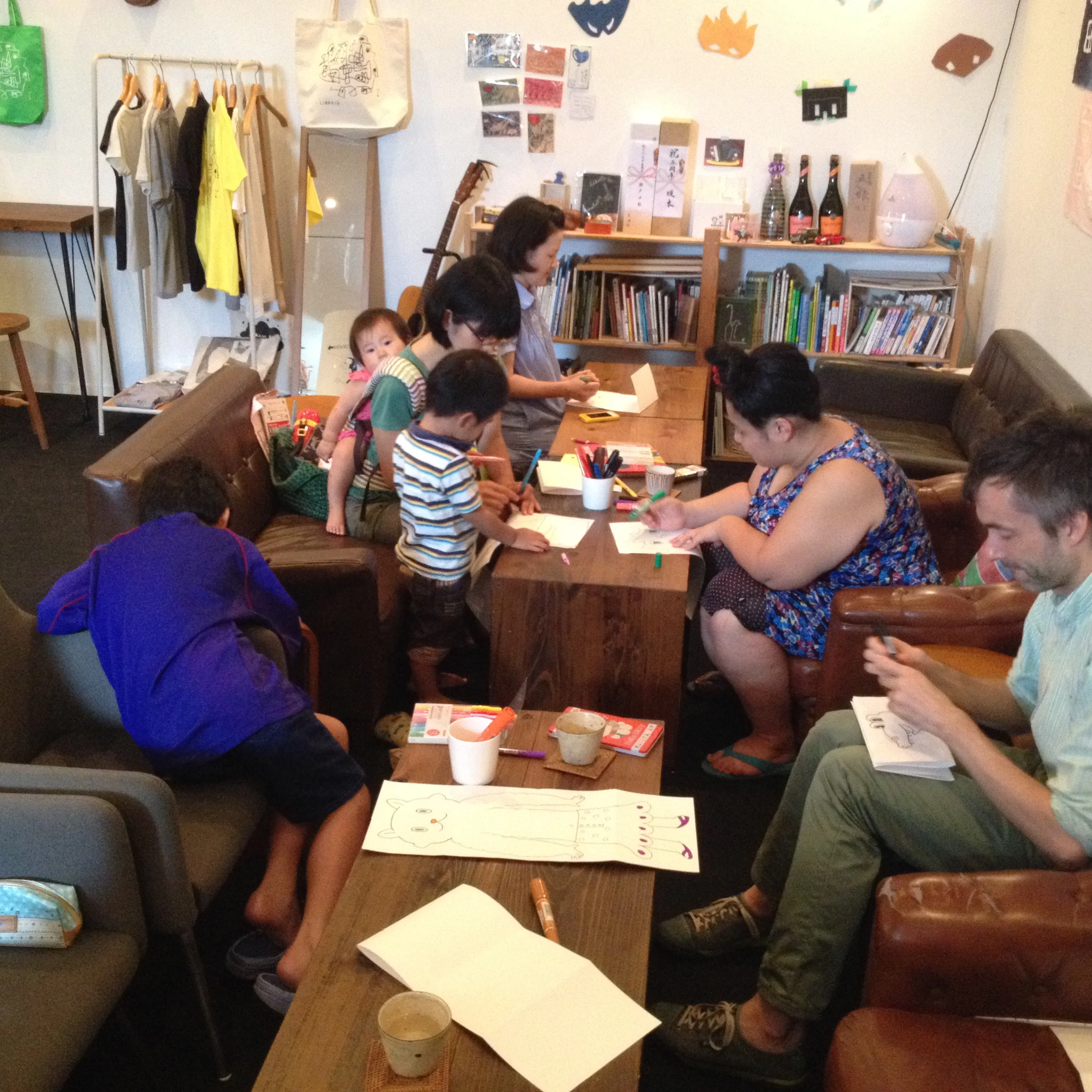 Some participants deep in the thralls of their own work. 大人から子供まで、みな集中しています。