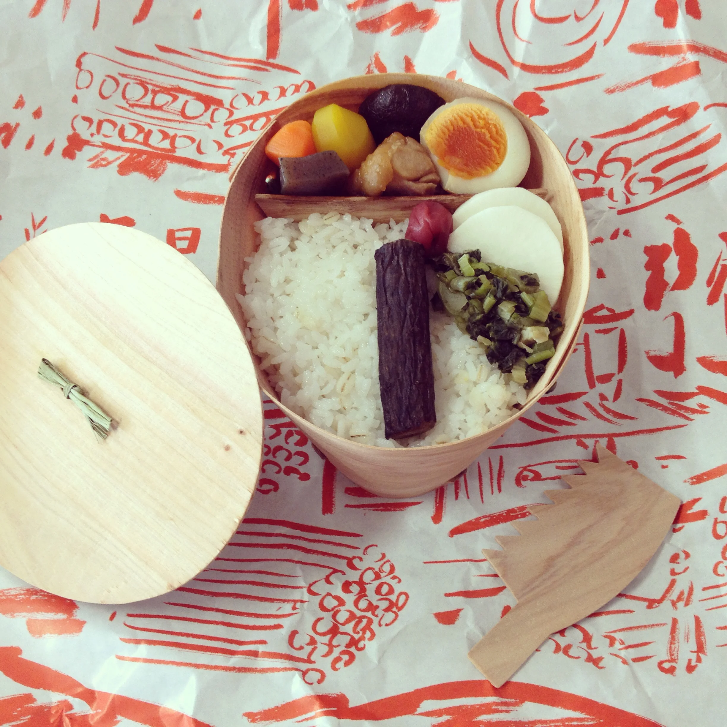 One example of Hara-san's impact on the region: We visited a fairly traditional champon restaurant and ordered one of their popular new bento sets. The bento is laid out beautifully (as shown) and wrapped in a printed paper artfully depicting the logging business, a cornerstone of the local economy. Hara-san did not put the bento set together or design the wrapping, but the owner came out while we were eating and praised Hara-san for all the positive work he has done in the region. Hita has popped up in a number of popular magazines in the past few years and Hara-san is usually credited in the articles for showing the journalist around or providing/pushing the information. Without his relentless efforts of promotion, projects like the bento set would not be happening in the area. It certainly wasn't even two years ago when we visited. ワークショップ前に原さんがつれてきてくれた寶屋さん。ちゃんぽんと、開発に原さんもかかわっている日田のきこりめし弁当を頂きました。この入れ物、包み紙、そして丸太に見立てたごぼうをのこぎりで切手たべるところなどアイデアにあふれています。ひとつひとつの具もほんとうにきれい。 映画館を運営しながら、同時に日田の事を考え、人に紹介し、今までにないものを作り出すことを4年前の初めて会ったときから継続してこつこつと続けていってるのはすごいことです。こうやって2014年に訪れて、その結果が少しずつで始めてるのを目の当たりにすると、わたしたちもがんばろうと思えます。日田、また行きますねー!次は温泉はいりたい!