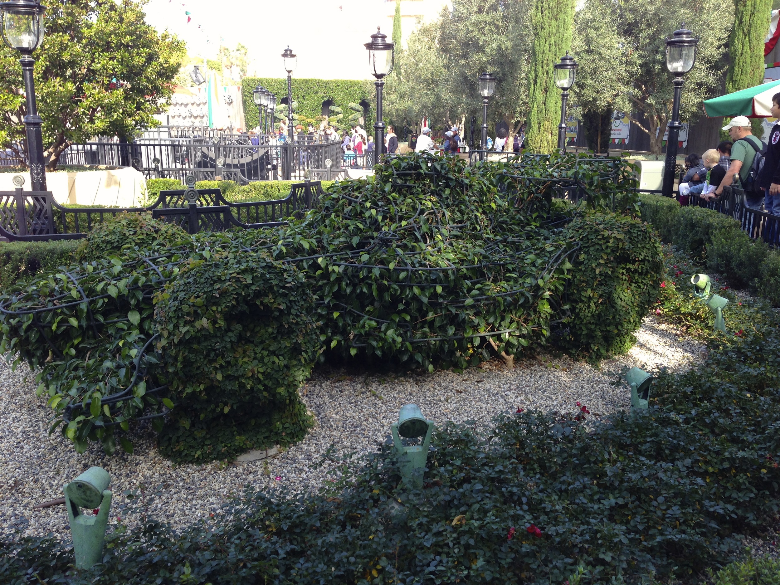  Topiary in the queue. 