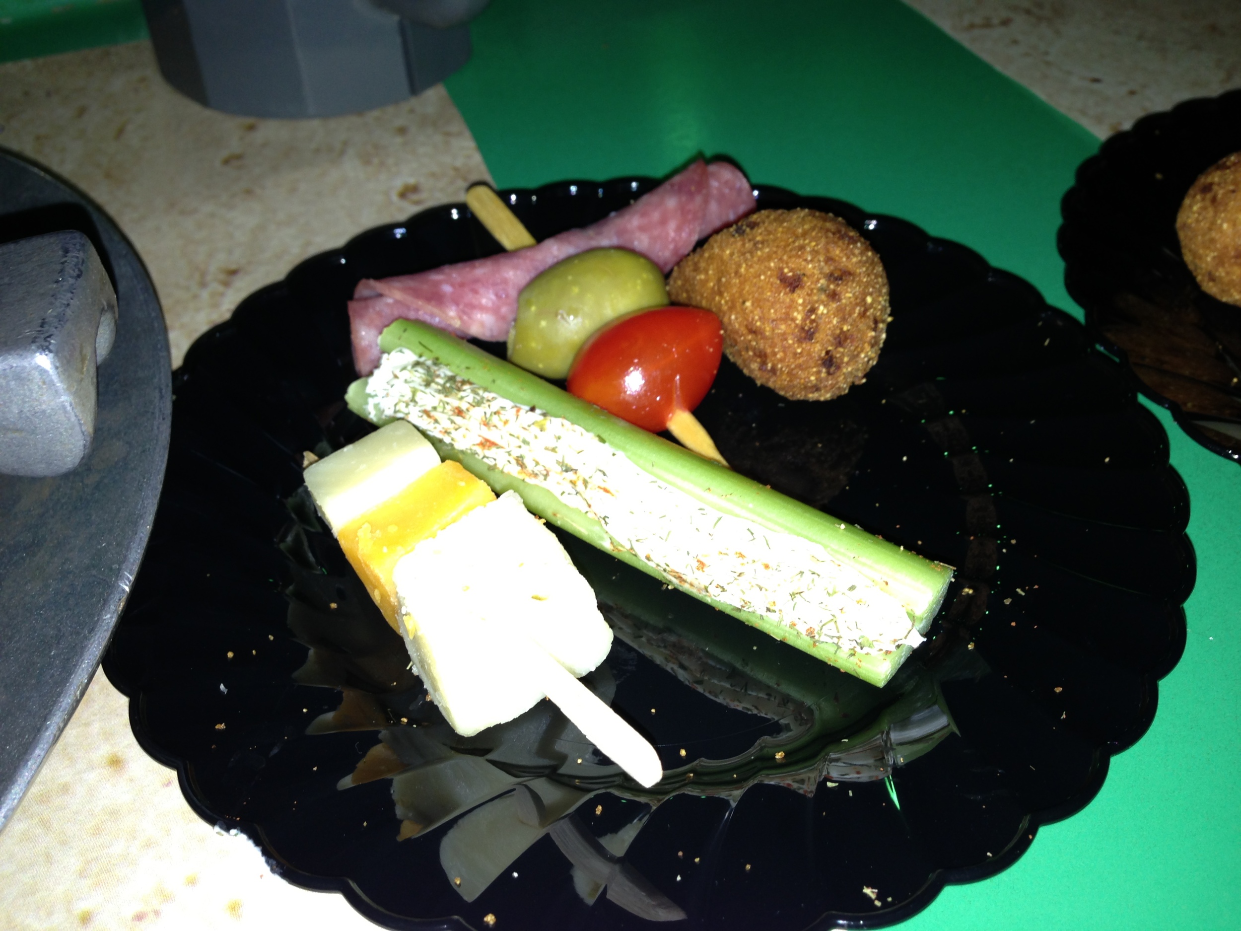  Our appetizer plate, looking distinctly unappetizing. The only thing that was kind of good, was the bread ball thingy. 
