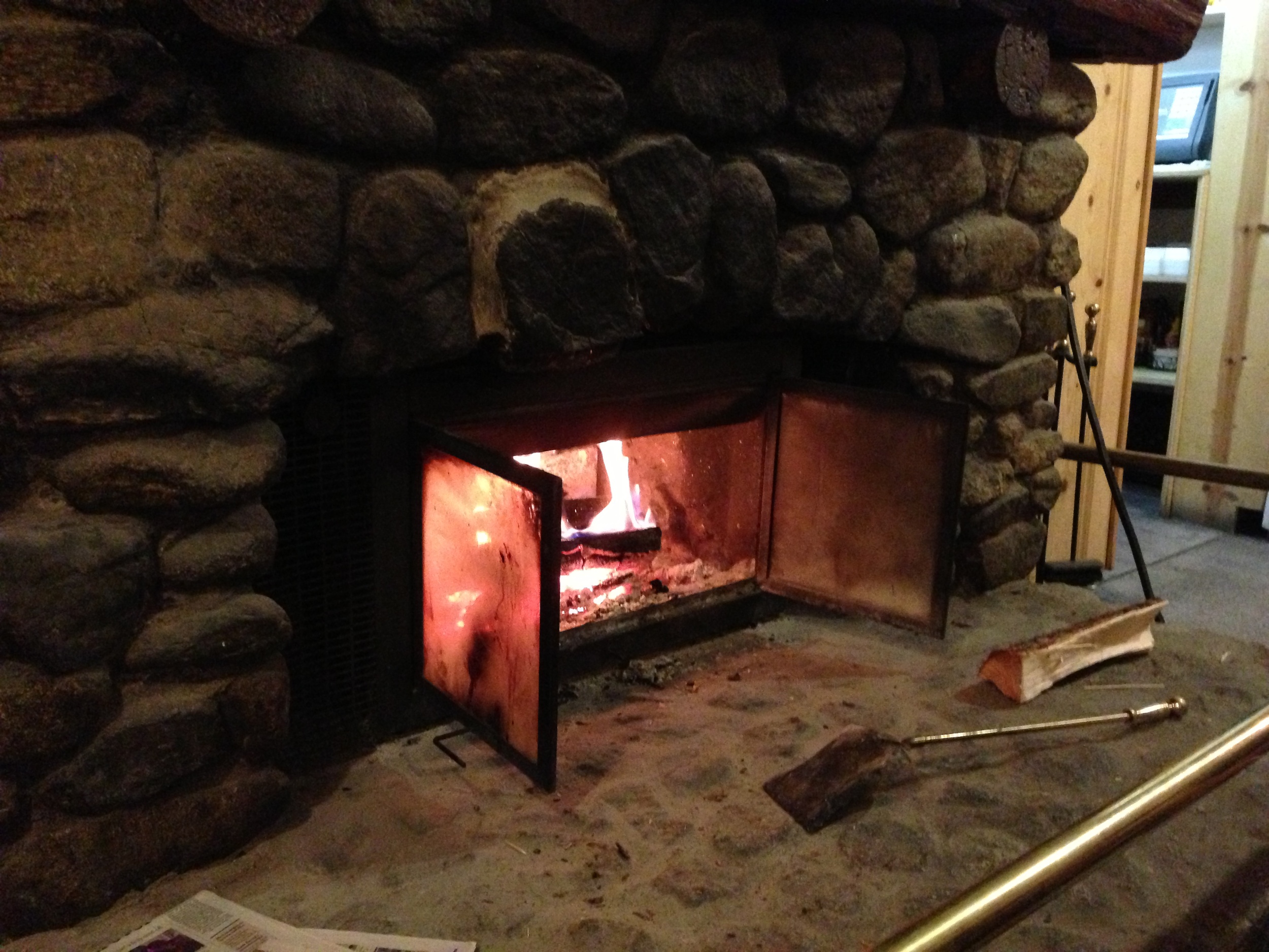  Cozy Fireplace, great spot to enjoy pie and coffee. 