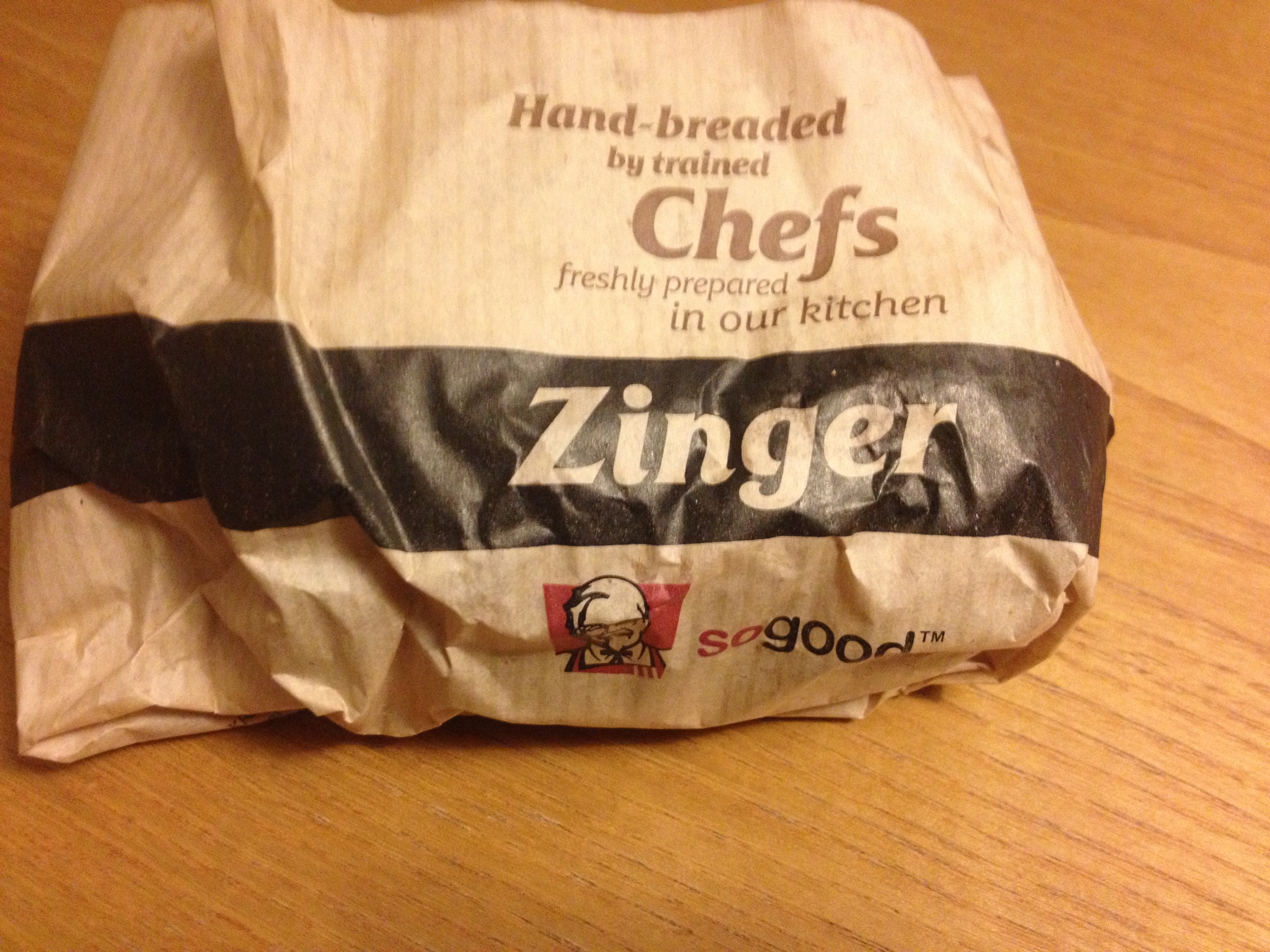  Finally, it's time to try this Zinger Burger.​ 