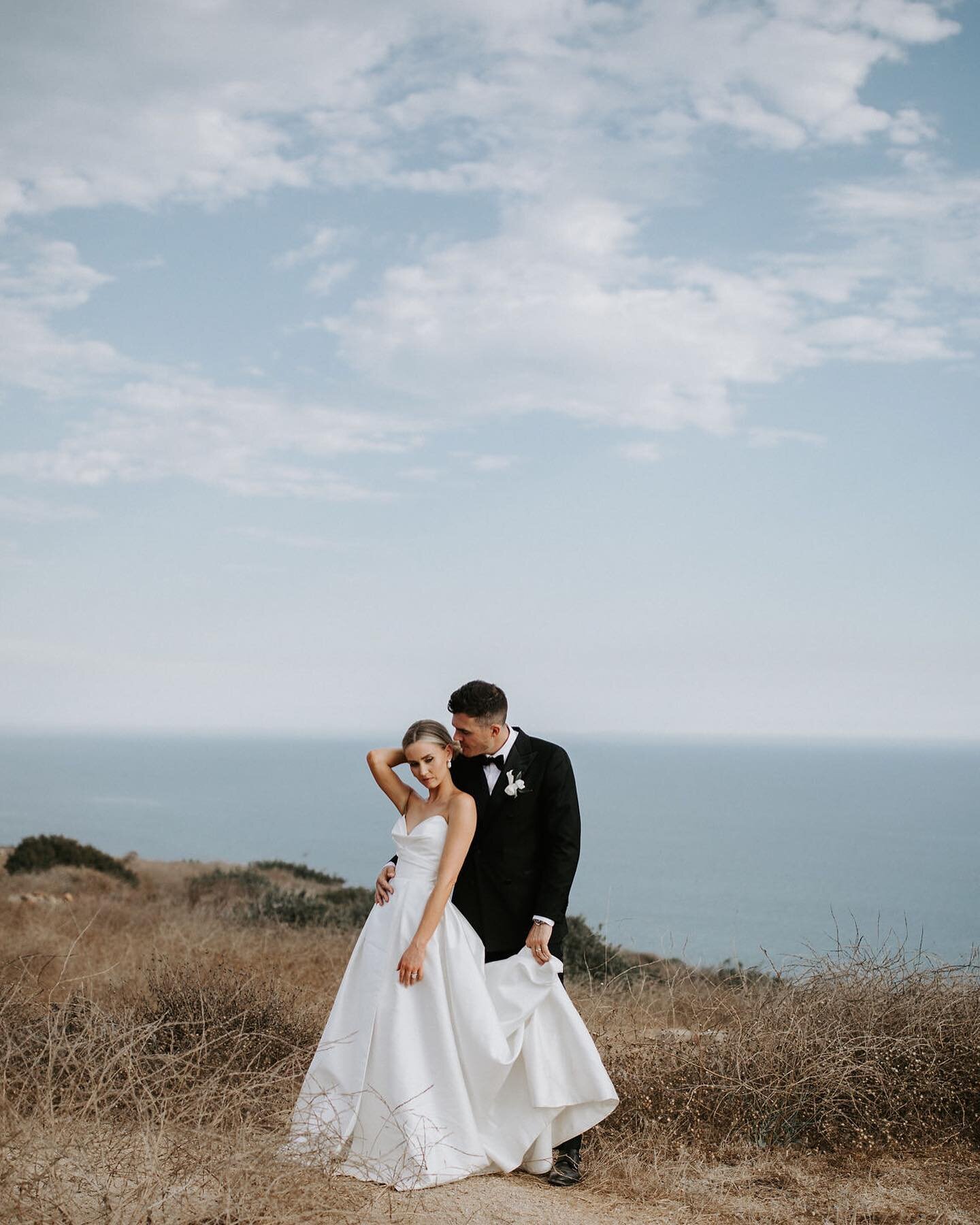 Anna + Tyson // What an absolute pleasure to be in your company on Friday. An exquisite day high on the hill in Malibu. Thankyou for having me @annabamford #beksmith #wedding
.
.
#destinationwedding #destinationweddingphotographer #love #malibuweddin