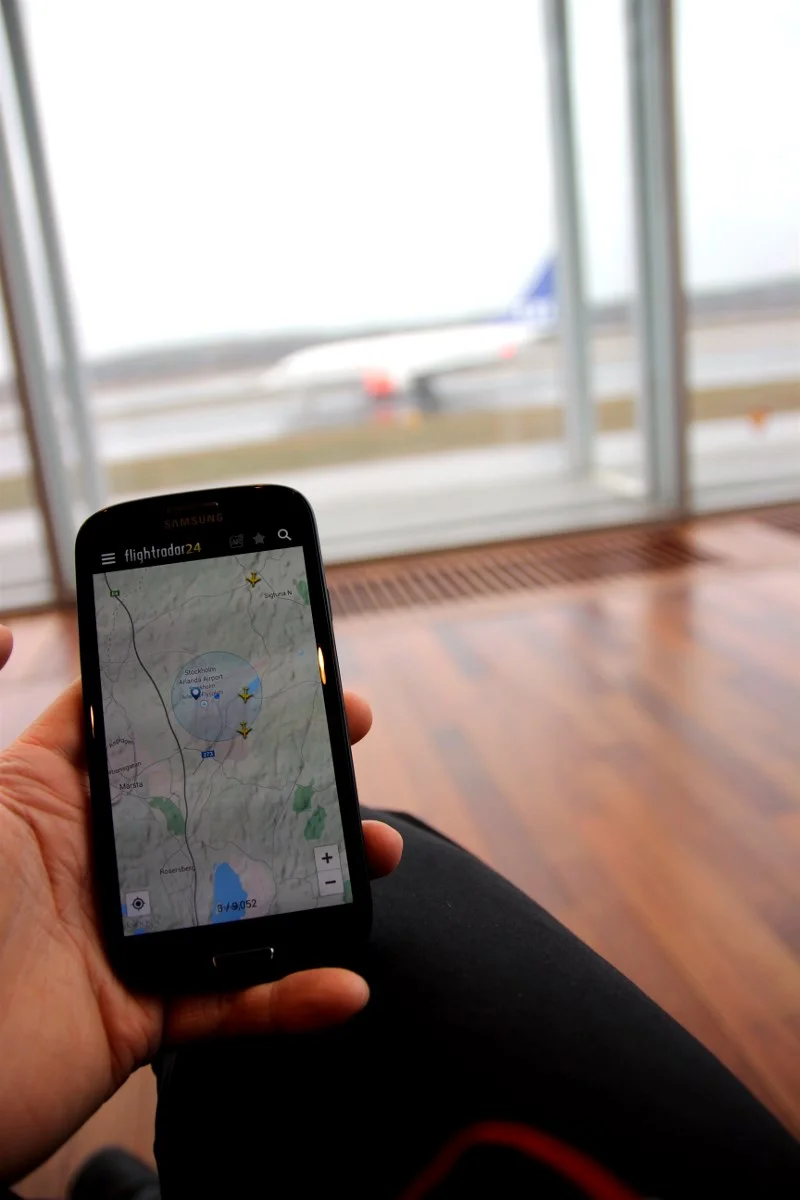 Planes landing on 19L