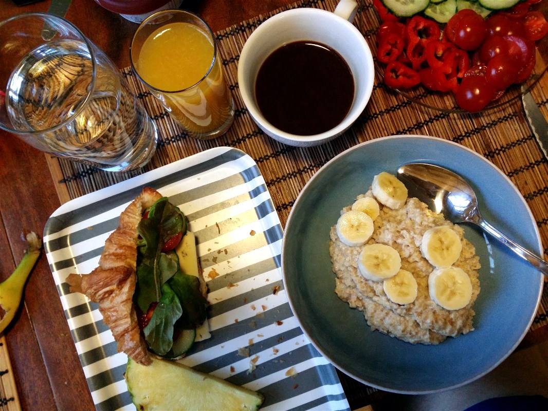 Porridge, coffee, croissant, banana... Proper energy