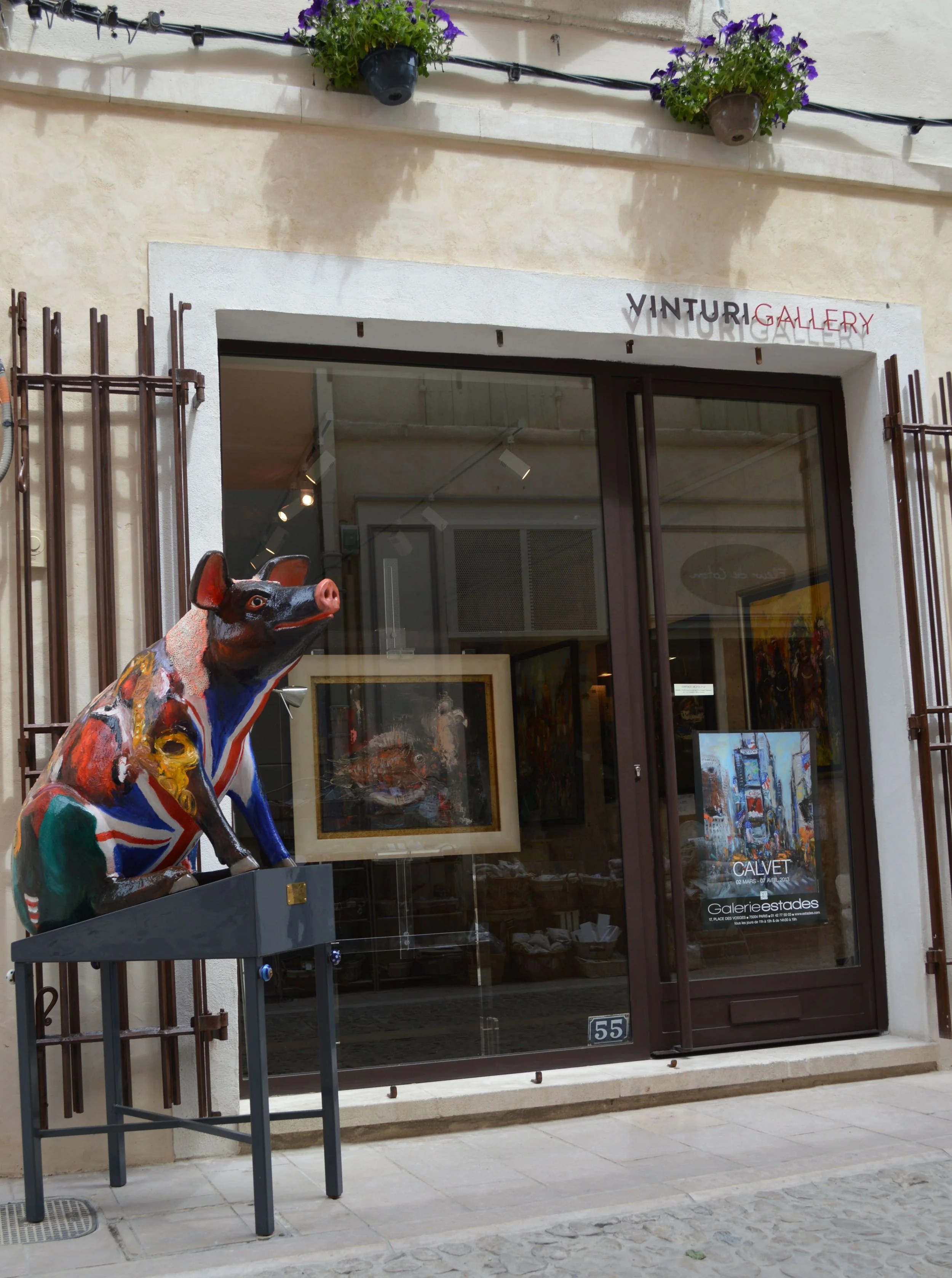 Michel Calvet's "George the Pig" sitting outside Vinturi Gallery.